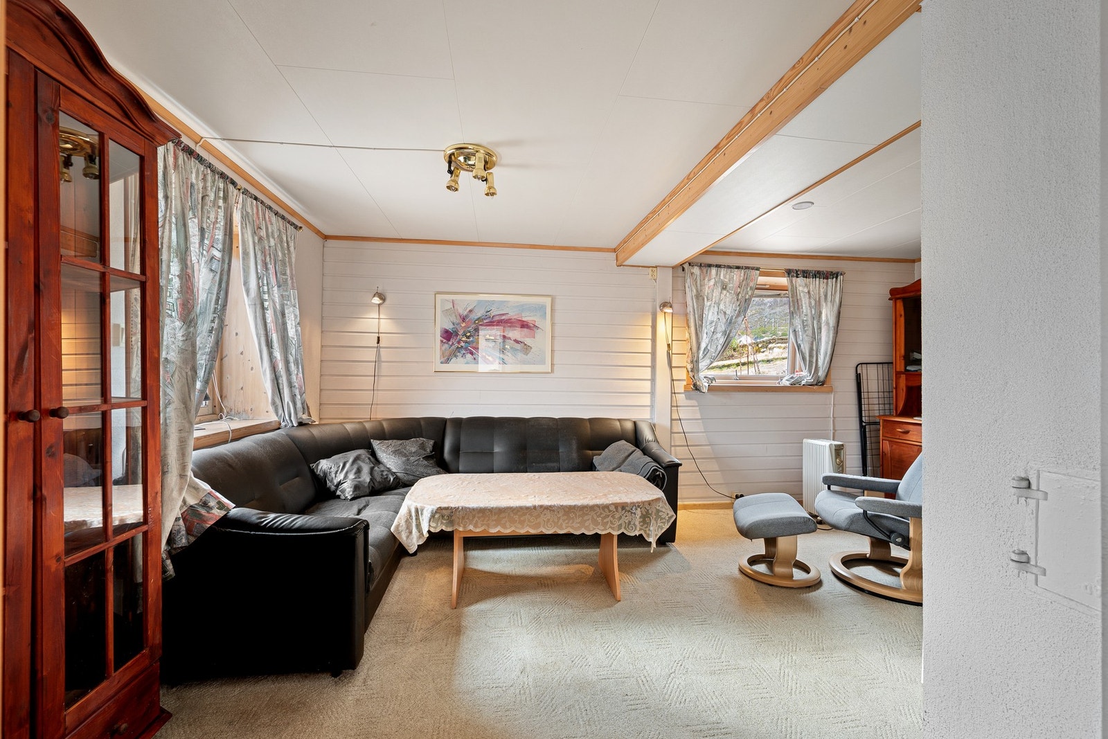 I kjeller er det innredet utleiedel med egen inngang (ikke godkjent som separat boenhet) Galleribilde