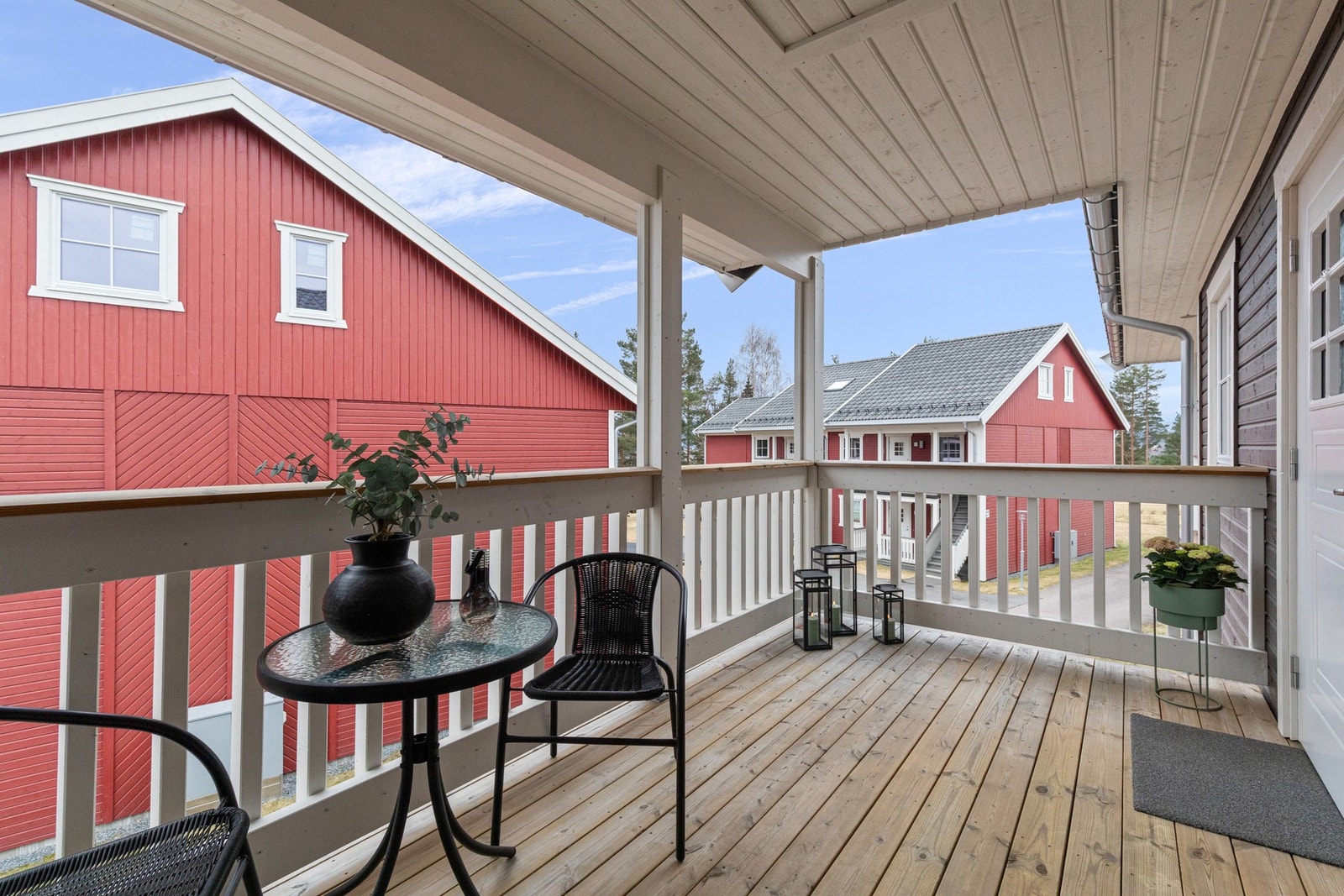 Terrasse ved inngangsdøren. Galleribilde