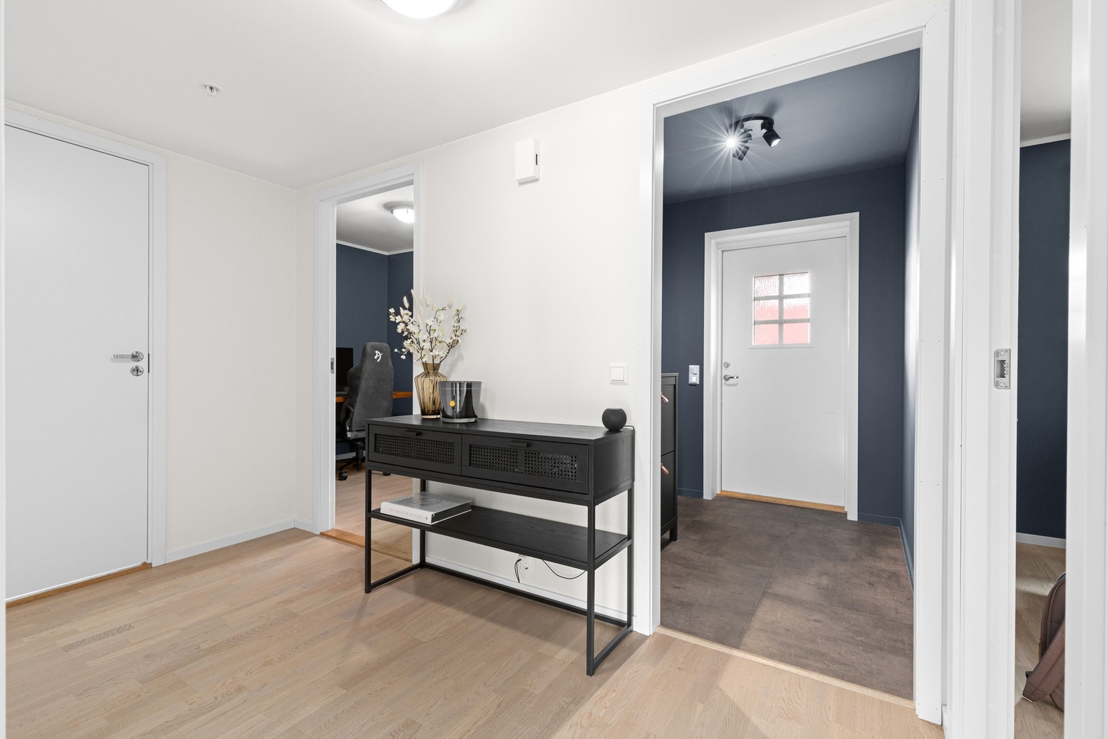 Via gangen har man adkoms til soverom, bad og stuen. Galleribilde