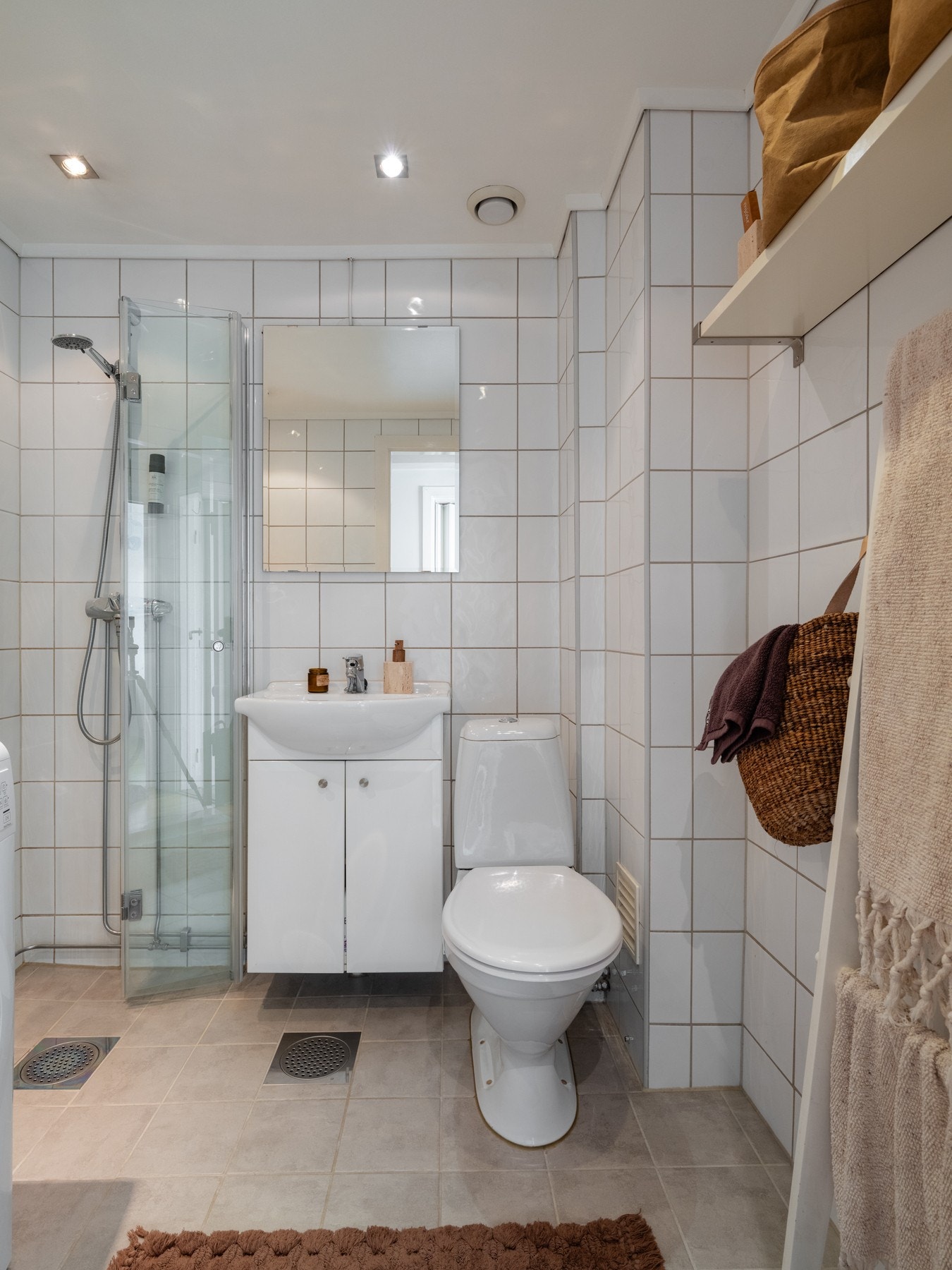 Innredningen består av servant på underskap og speil på overside. Videre er det gulvstående toalett og dusjhjørne med foldbare glassdører som frigjør plass på gulvet. Baderommet har opplegg for vaskemaskin. Galleribilde