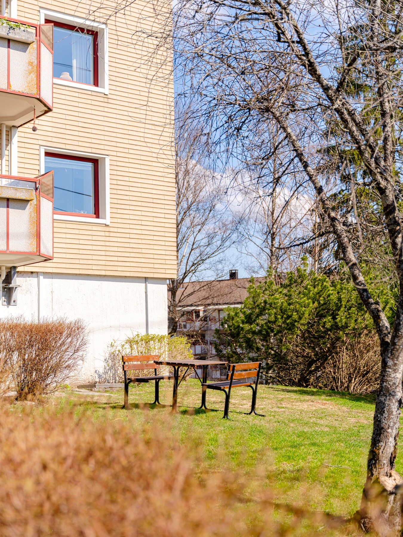 Beliggenheten er sentral, men samtidig utenfor det pulserende bylivet. Du får i tillegg marka og naturen tett på deg, og bor i umiddelbar nærhet til alt av servicetilbud og fasiliteter. Galleribilde