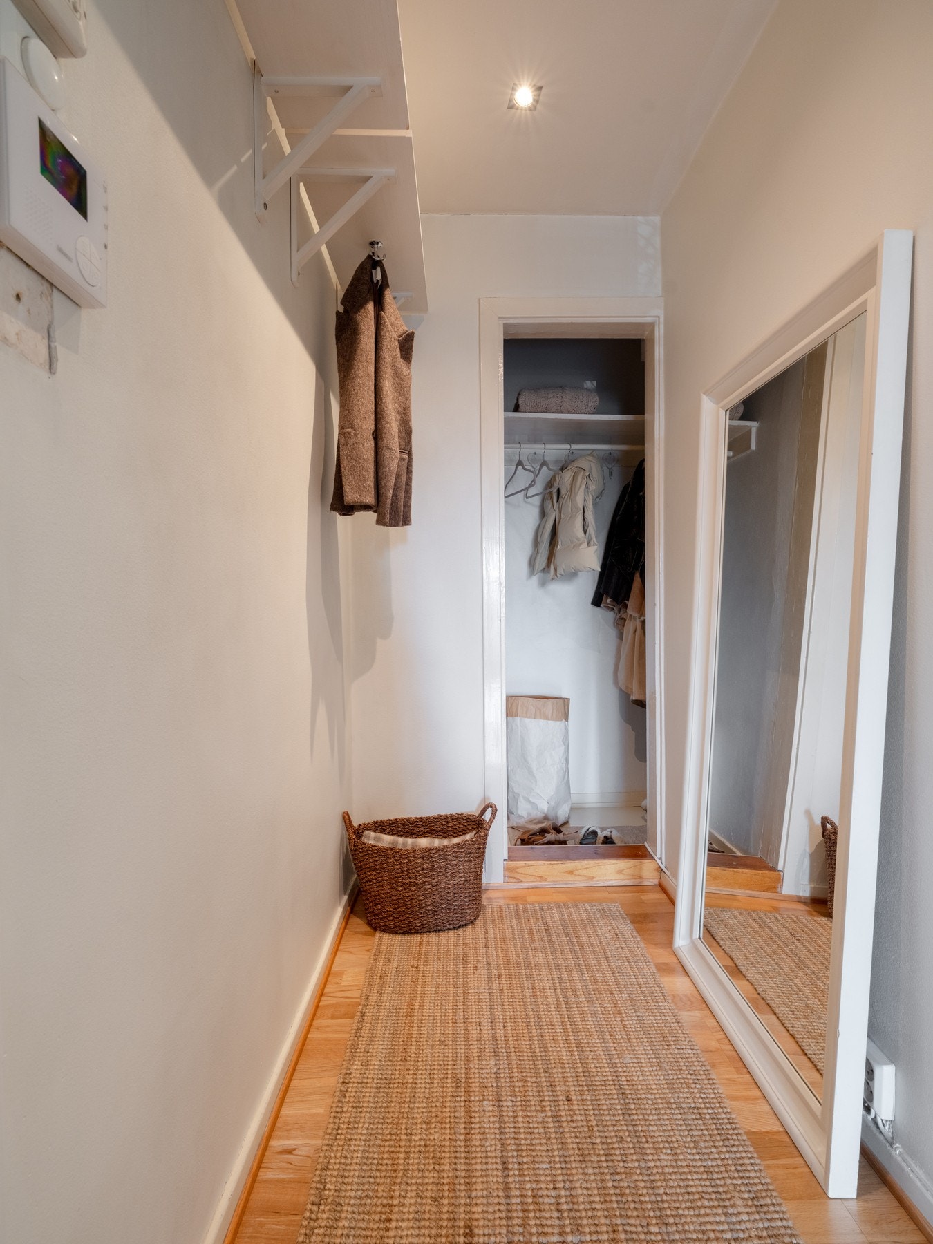 Entréen har fin plass til knaggoppheng, speil og oppbevaringsmøblement. Praktisk innvendig bod gir god plass for yttertøy og sko Galleribilde