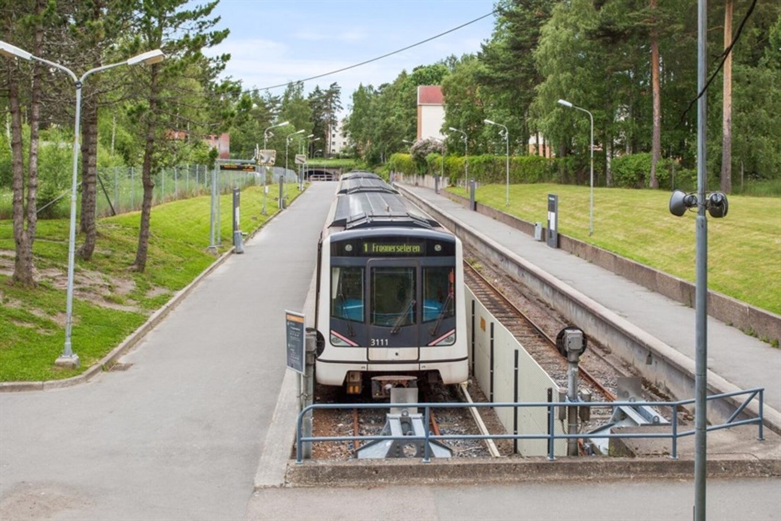 Kort vei til offentlig kommunikasjon med T-bane og buss med hyppige avganger. Galleribilde