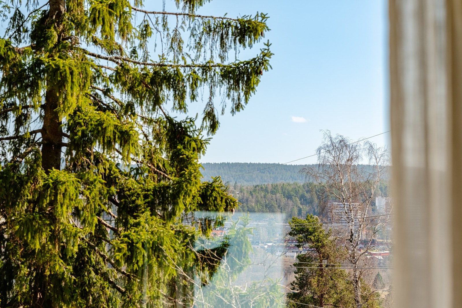 Hyggelig utsyn fra vinduet. Galleribilde