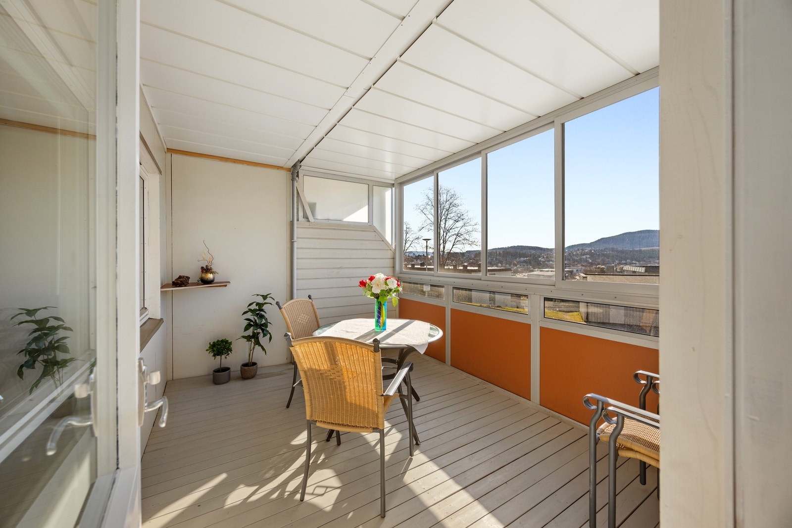 En flott utvidelse av stuen sommerstid. Galleribilde