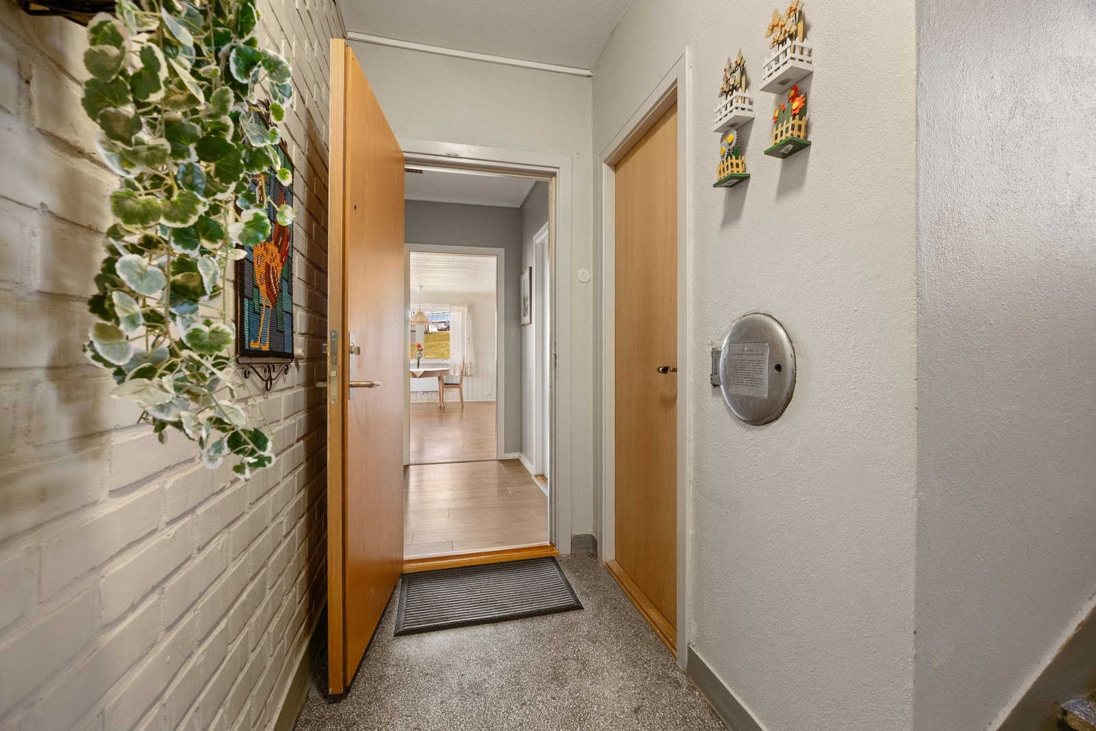 Ved inngangsdøren til leiligheten er det dør inn til praktisk bod. Det er også to ytterligere boder i kjeller. Galleribilde