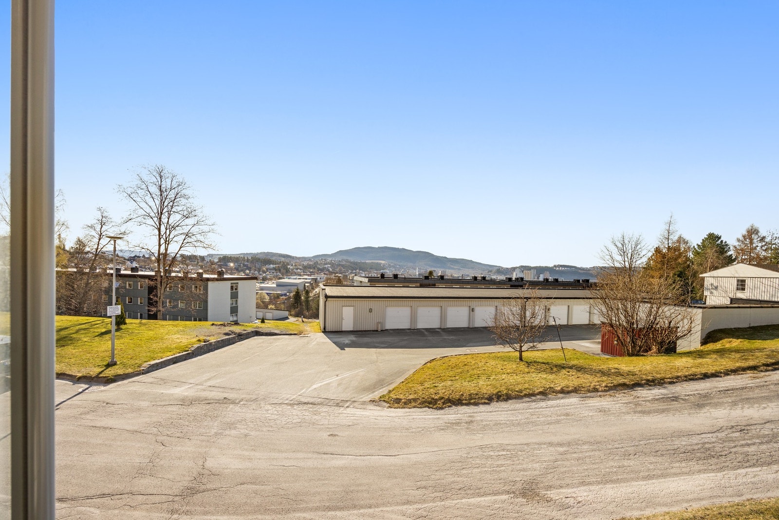 Utsikt mot byen. Glassene på balkongen kan skyves til siden. Galleribilde