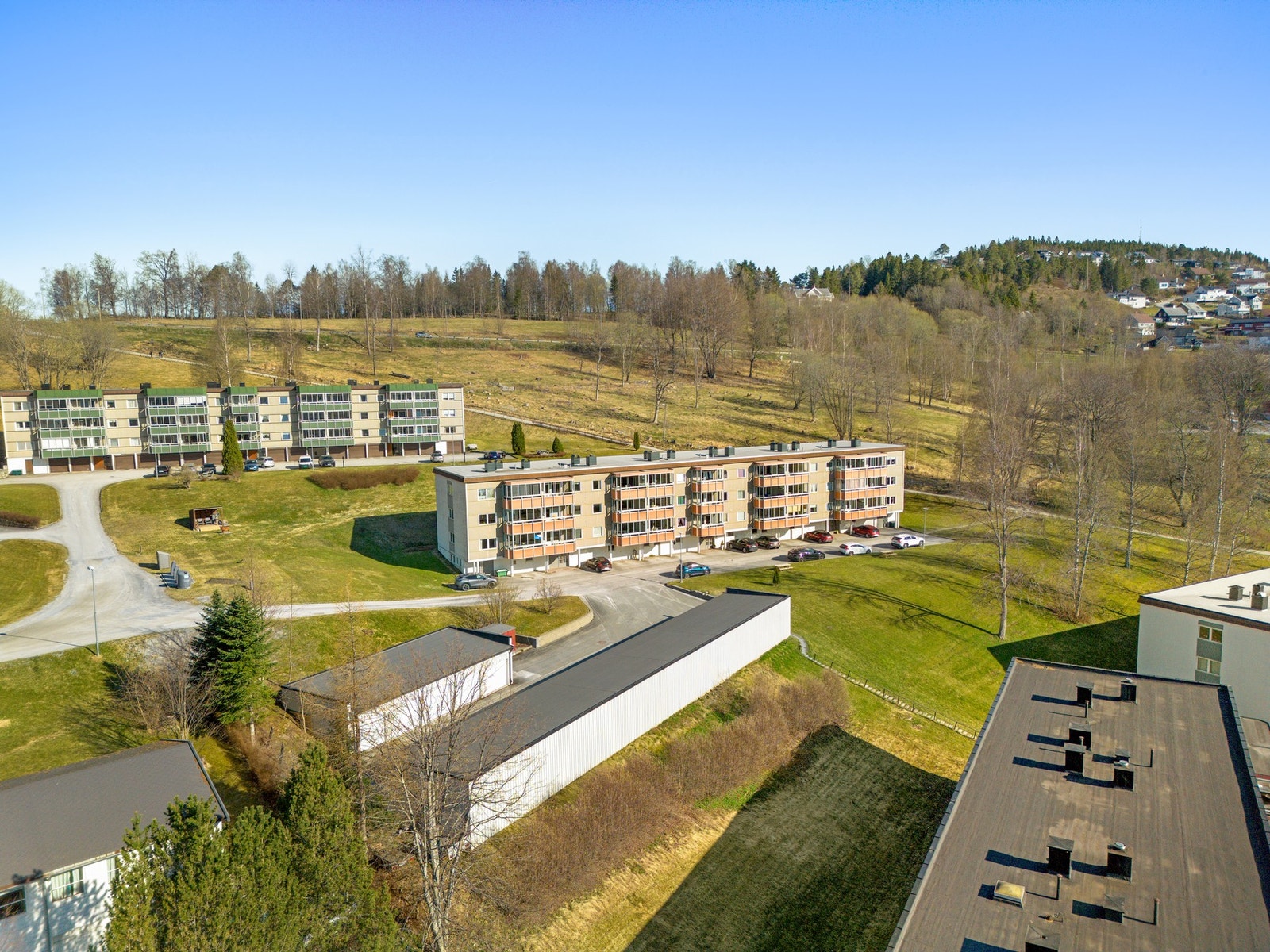 Like ved siden av blokken går det sti ned mot byen eller mot mot Bogahalla. Flotte turmuligheter også vinterstid, med nærhet til Byafjellet. Galleribilde