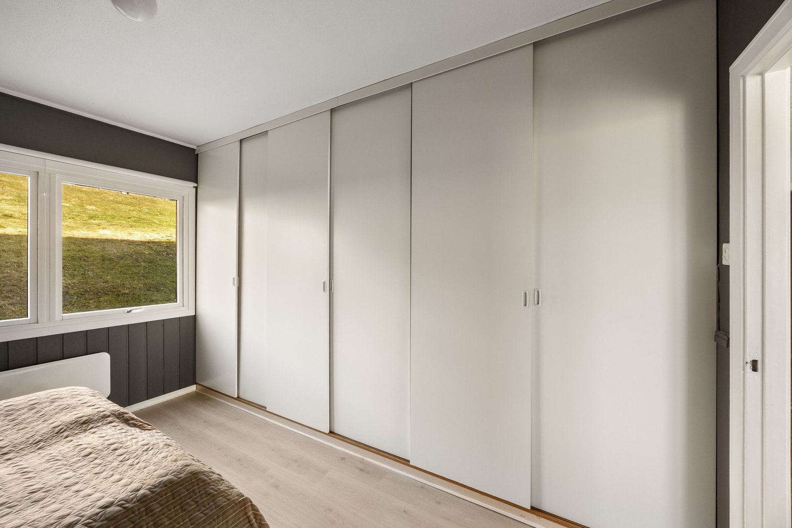 Rommet er utstyrt med praktisk skyvedørsgarderobe. Galleribilde