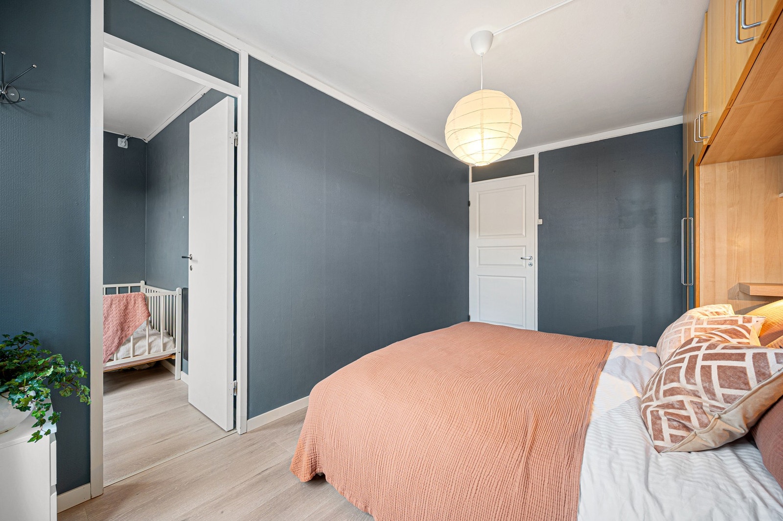 Bod innredet som barnerom, kan også benyttes rom walk-in-closet eller kontor. Galleribilde