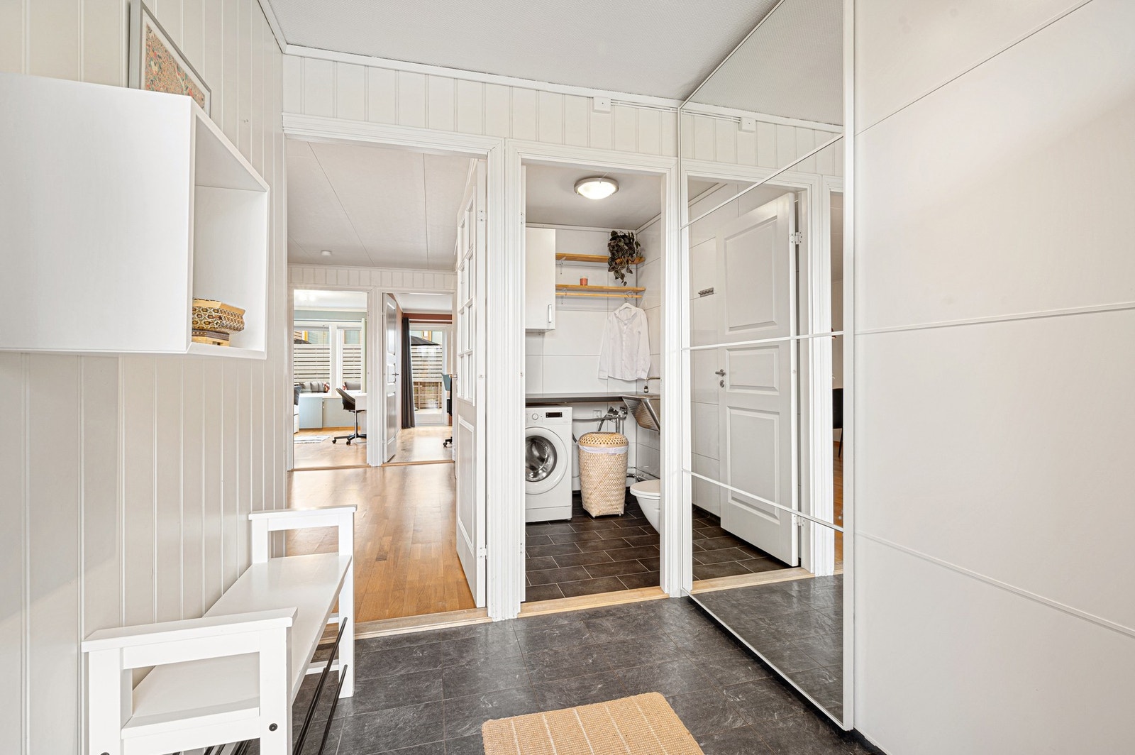 Romslig gang med skyvedørsgarderobe. Galleribilde