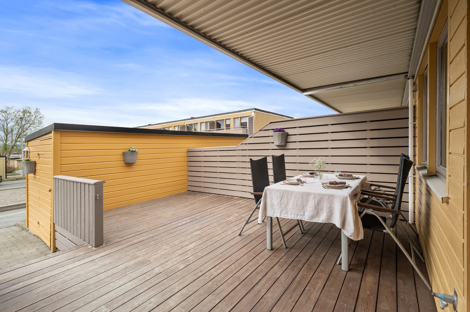Boligen har tre uteområder, med lang solgang. Terrasse på 23 m² på fremsiden, en terrasse på 33 m² på baksiden, samt en balkong i 2. etasje på 9 m². Galleribilde
