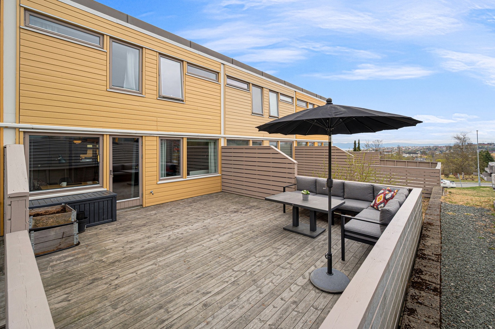 Utgang til stor terrasse på 33 m². Galleribilde