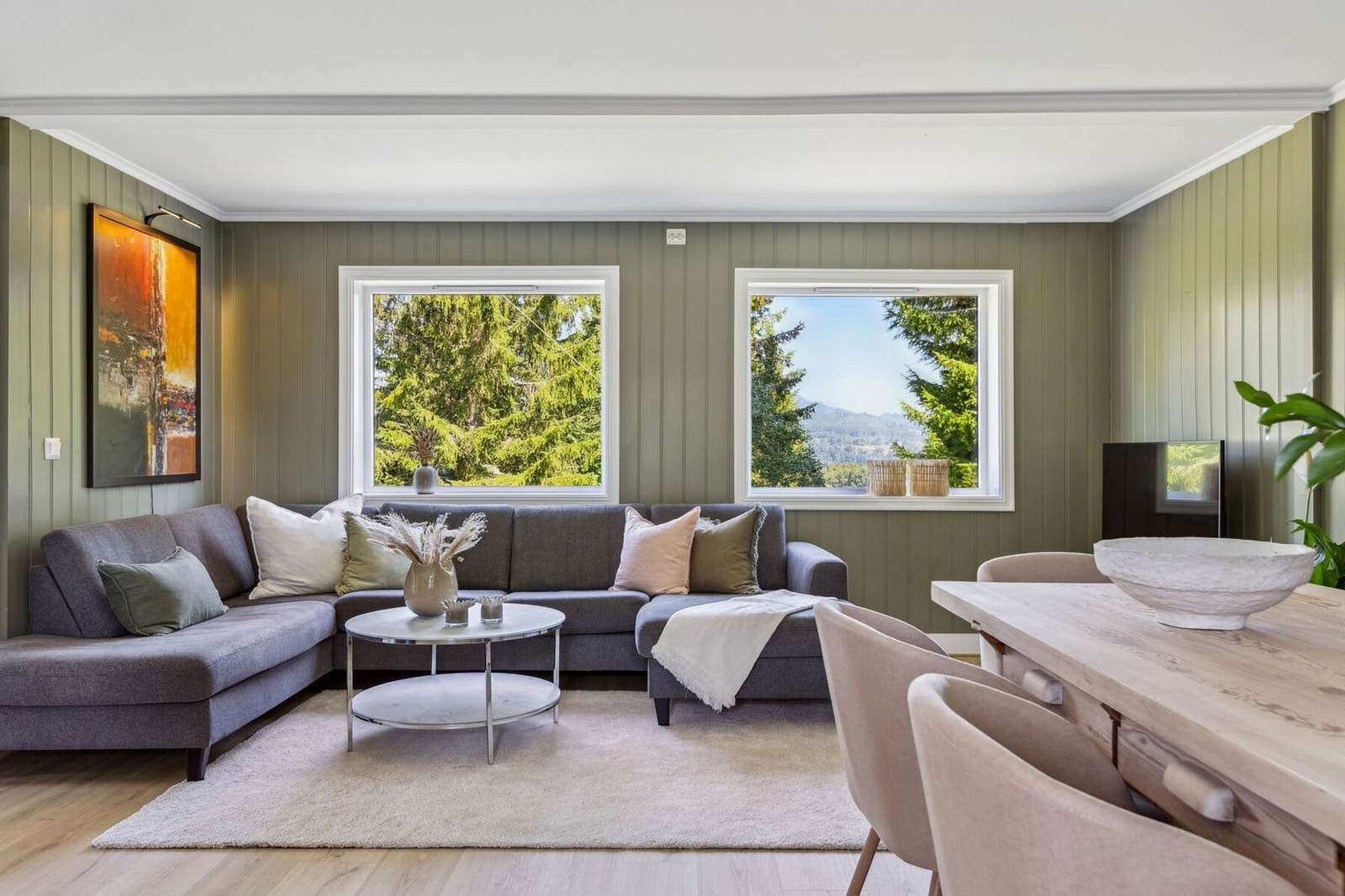 Stuen er på 27 m² og har god plass til både sofagruppe og spisestue. Galleribilde