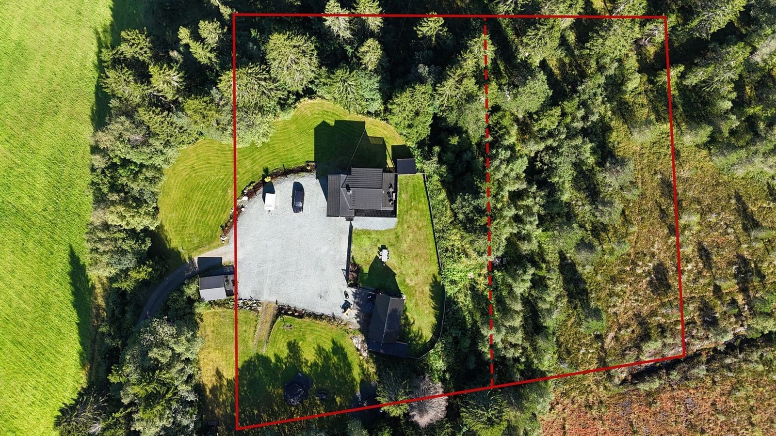 Eiendommen består av 2 gnr/bnr og måler totalt 4409m². Det foreligger skriftlig tillatelse på at anneks ligger utenfor tomtegrensen. Galleribilde