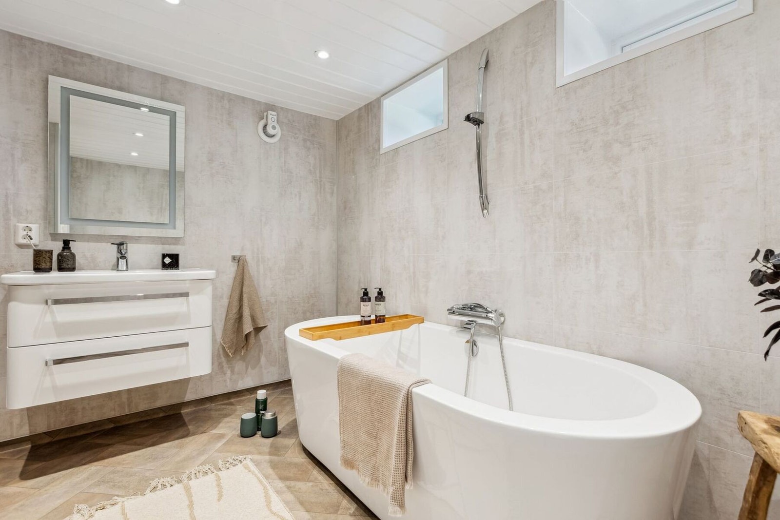 Badet i kjeller er på 6,7 m² og ble renovert i 2019. Her er baderomsinnredning, vegghengt wc og badekar med dusj. Varmekabler i gulv. Galleribilde