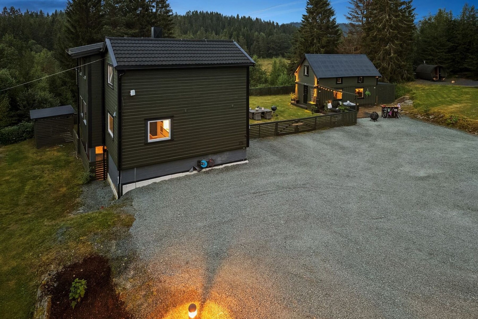 Frittstående uthus med totalt bruksareal på 55m² fordelt over to plan. Første etasje inneholder verksted/bod på 30m². Galleribilde