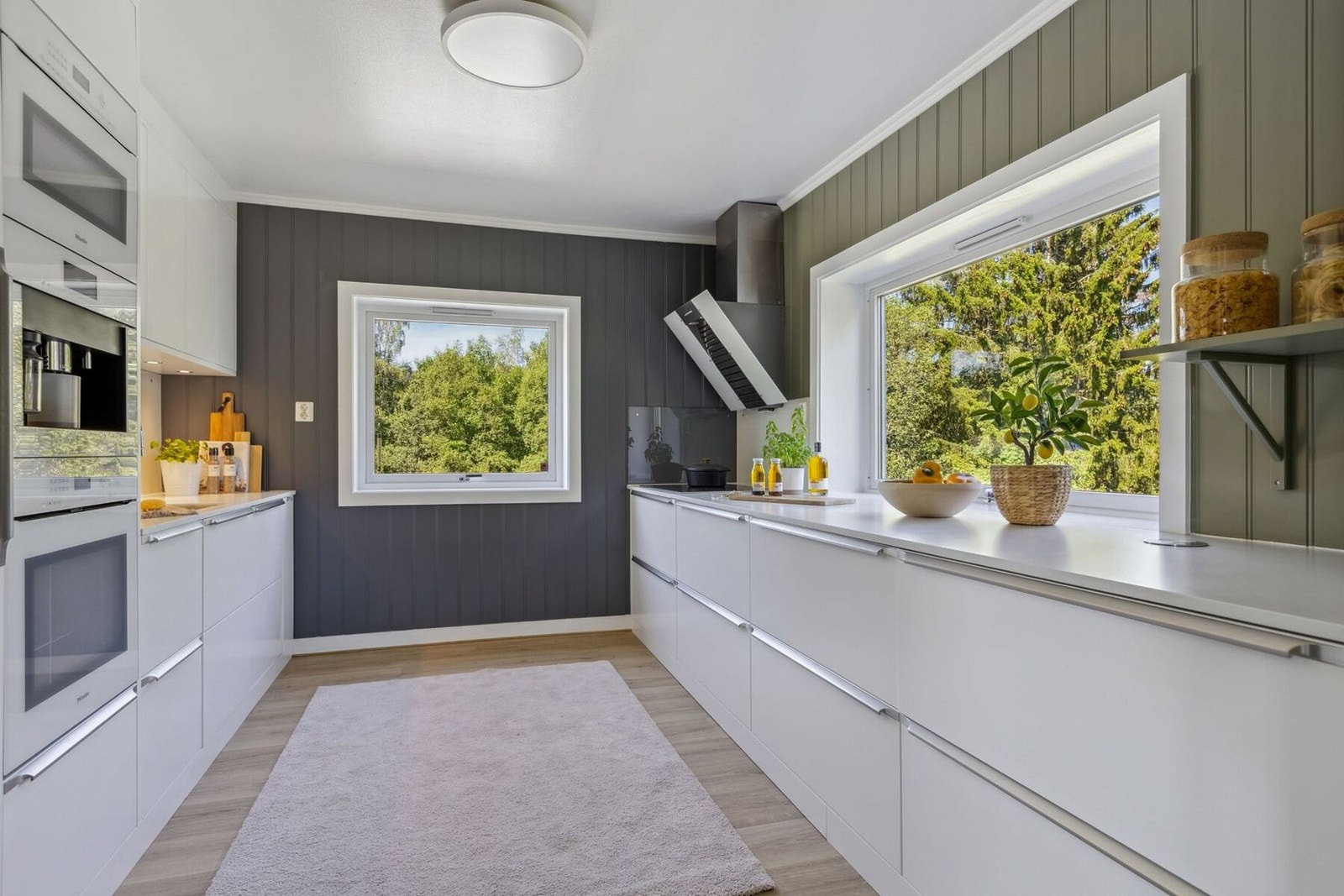 Kjøkkenet har en lekker og moderne innredning fra Drømmekjøkken, ny i 2019. Galleribilde