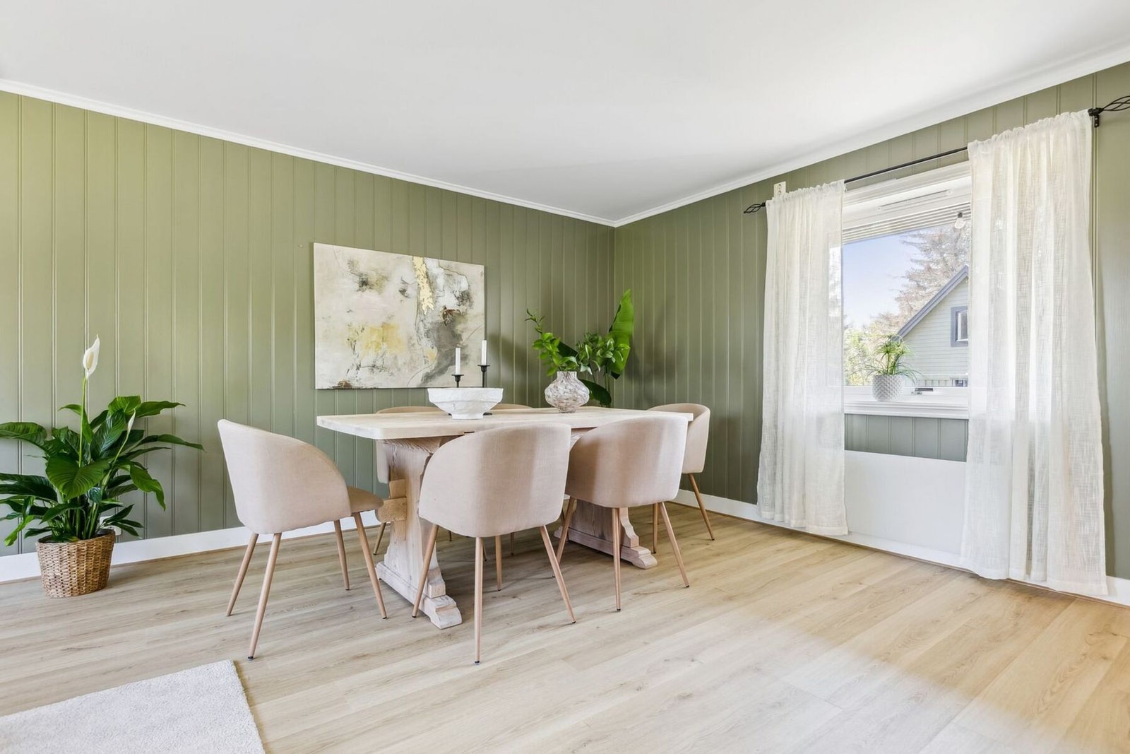 Stuen nyter godt av store vinduer som gir gode lysforhold. Galleribilde