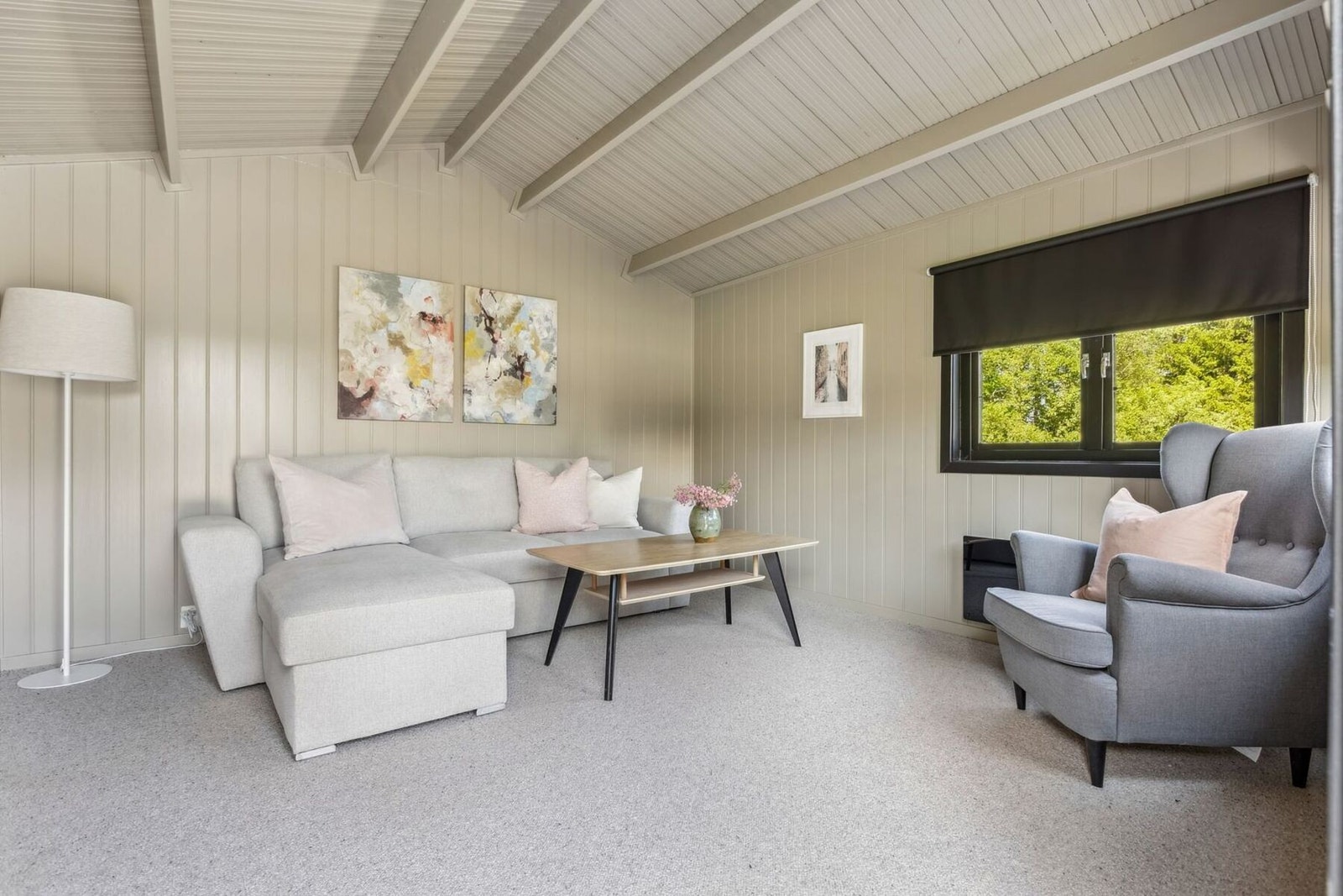 Frittstående anneks ("lillevilla"). Innredet rom på 13m² med egen terrasse. Galleribilde