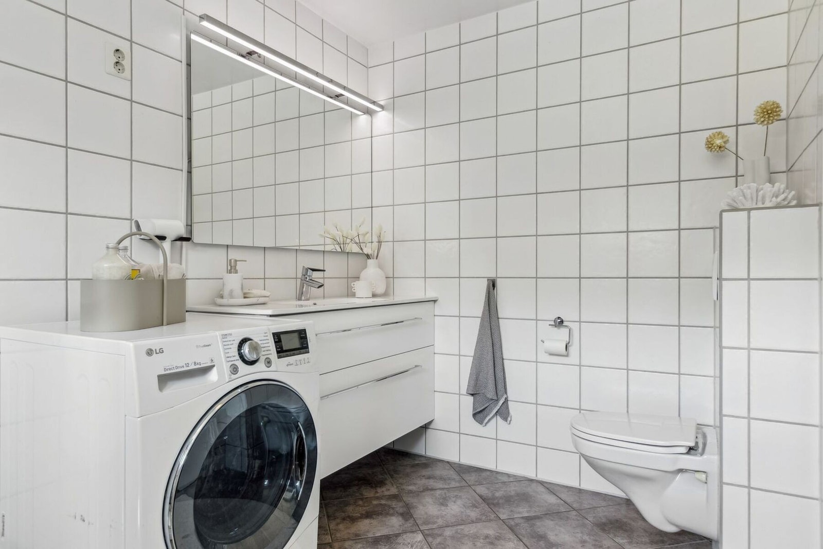 Pent bad på 6,8m². Badet ble renovert i 2008 og har fliser på vegger og gulv. Galleribilde
