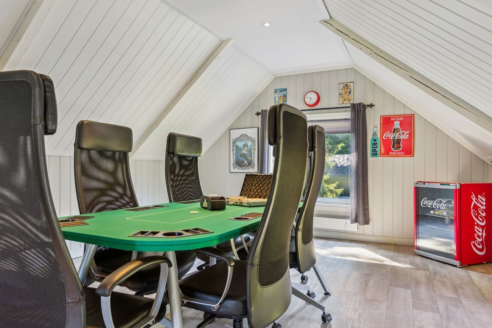 Loftsetasjen på uthus er på 25m² er isolert og innredet somstue og kontordel. Galleribilde