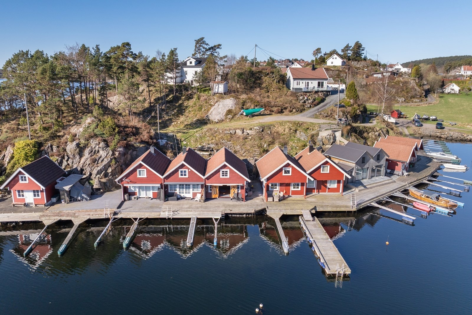 Sjøbua ligger i rekke med hyggelige naboer, og bilvei helt fram til sjøbua. Galleribilde