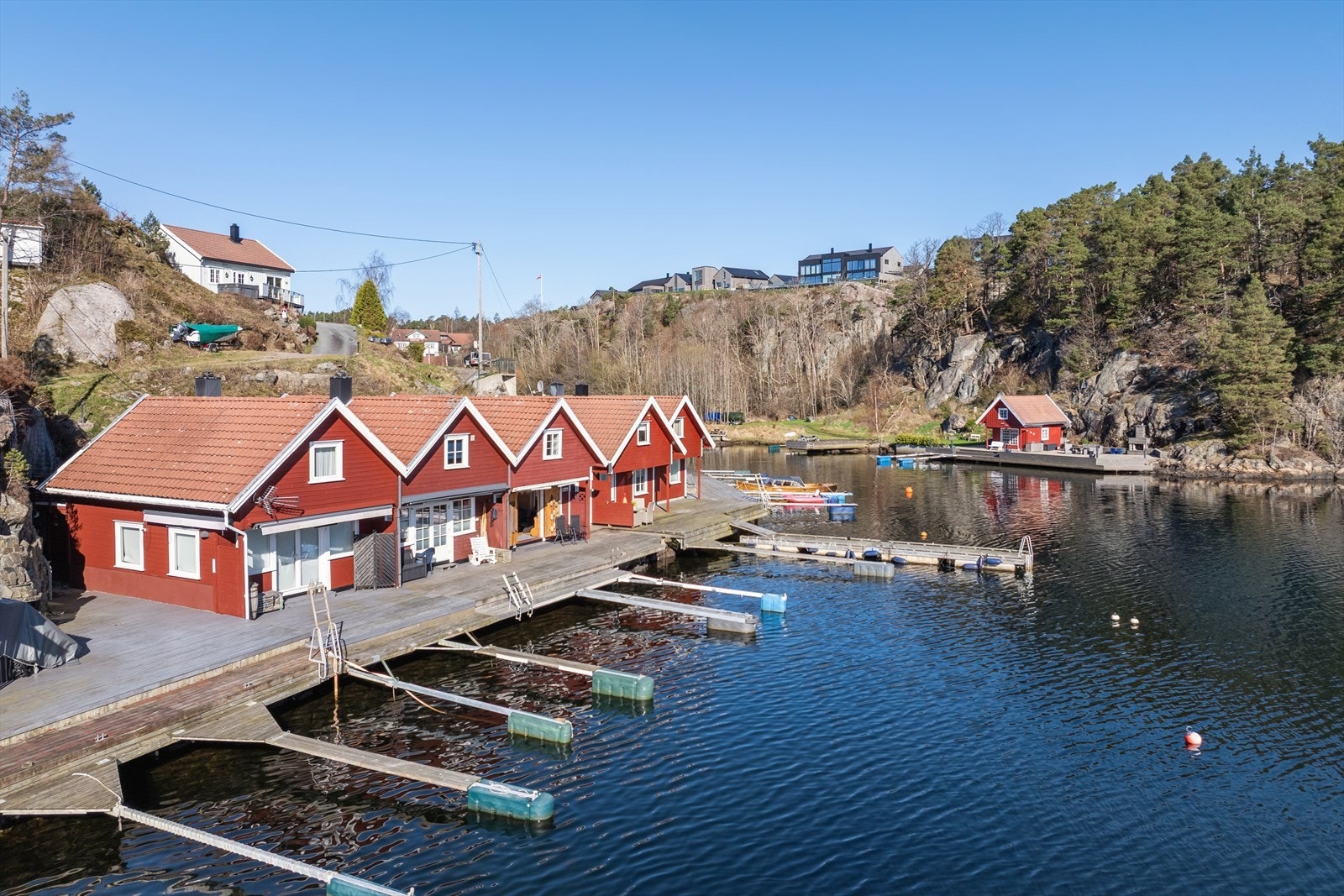Et familieparadis som tilbyr fiske- og bademuligheter rett fra bryggekanten Galleribilde