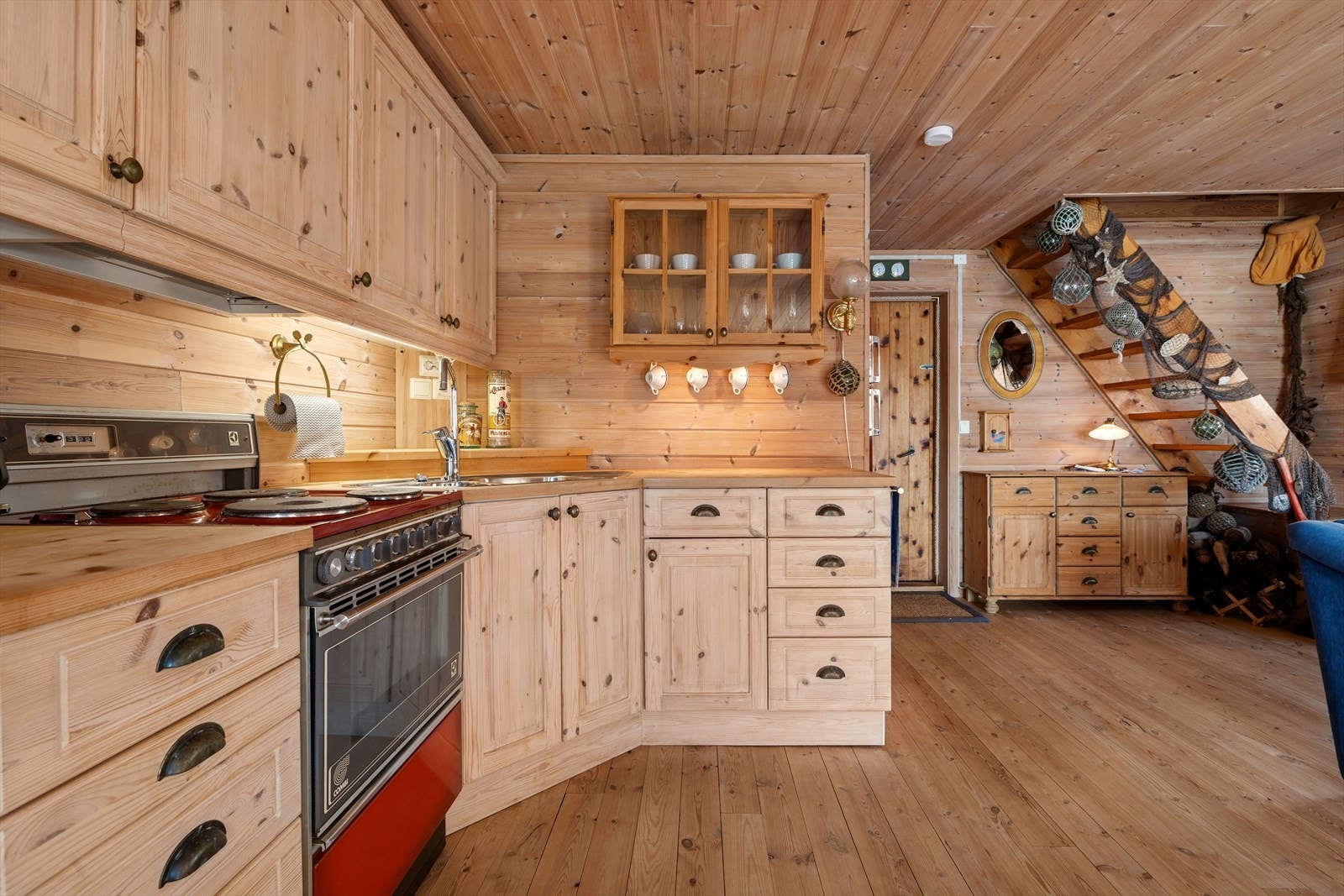 Kjøkken i sjøbua er utstyrt med retro komfyr og kjøleskap i samme stil Galleribilde