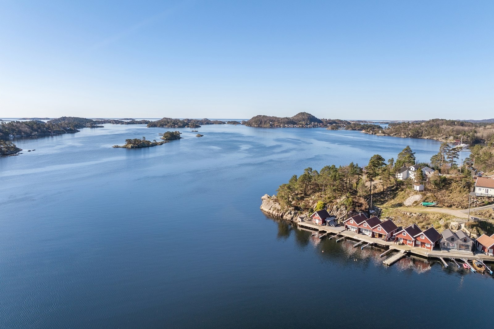 Sjøbua ligger pent plassert i Søgnes vakre skjærgård, med utallige øyer og holmer å utforske for store og små på sommeren! Galleribilde