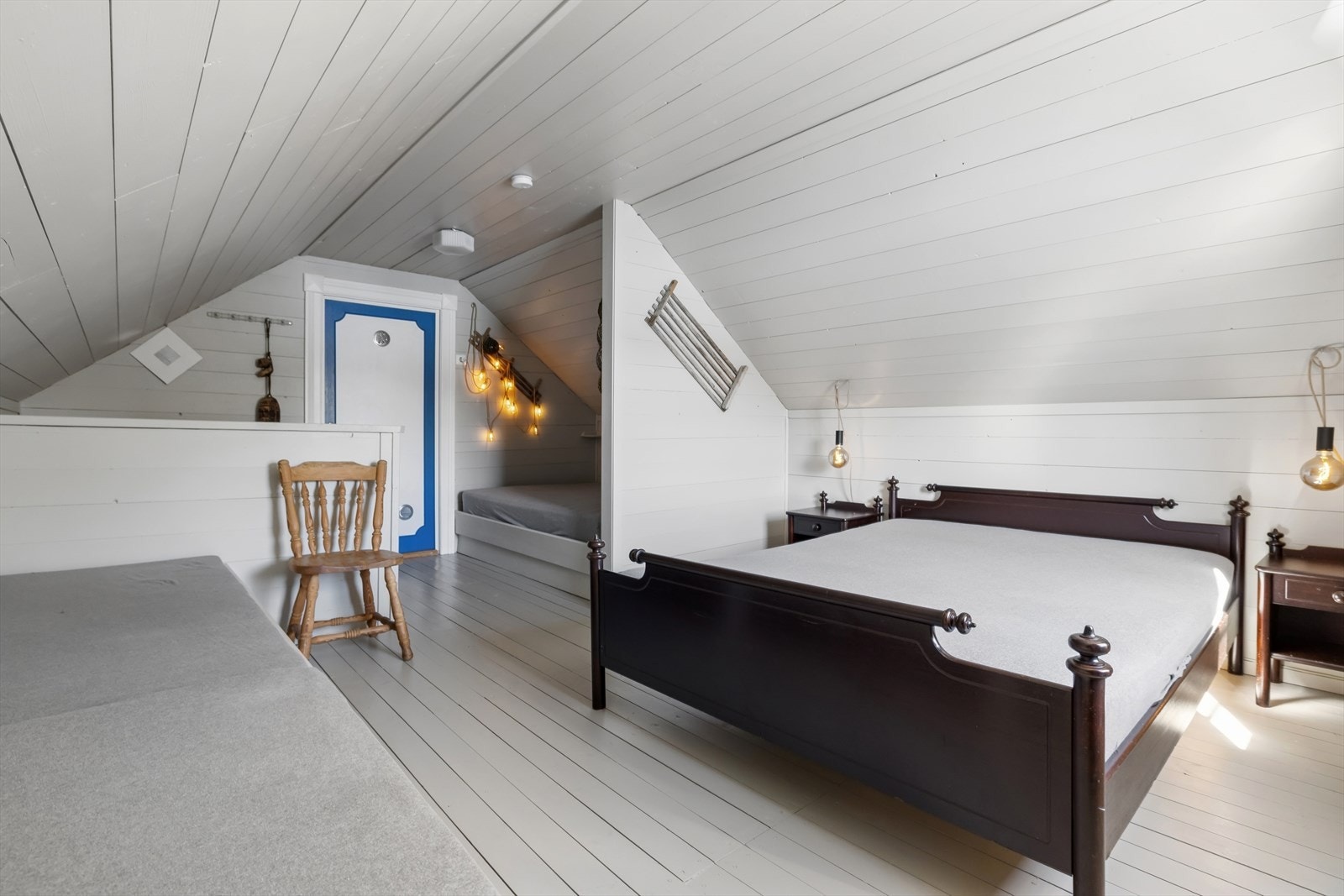Loftet i sjøbua er innredet med sengeplasser. Sjøbua er ikke godkjent for varig opphold. Galleribilde