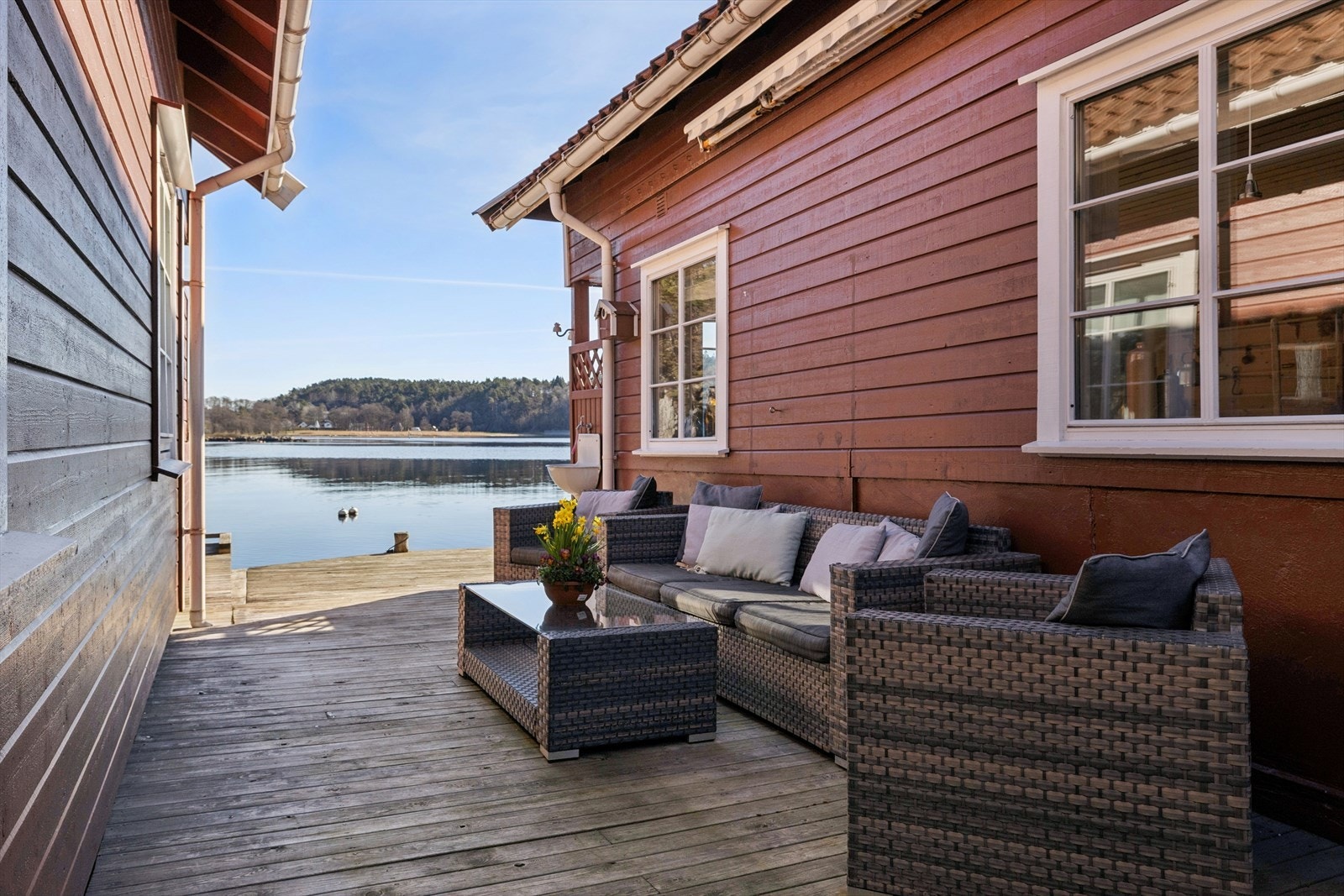 Sjøbua kan benyttes på alle sine 3 sider, her med sittegruppe mellom sjøbodene. Det er gjensidig ferdselsrett på brygga og rundt buene fram til sjøbuene i rekkene. Galleribilde