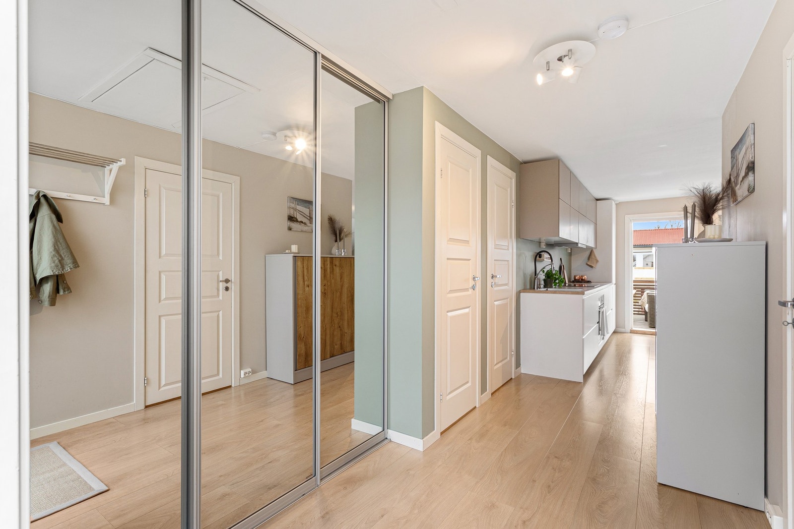 I gangen er det montert stor og praktisk skyvedølsgarderobe . Galleribilde