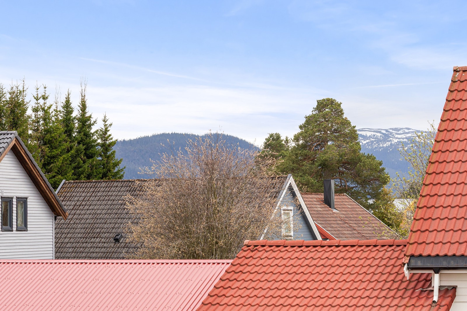 Flott utsikt mot Vassfjellet fra balkongen. Galleribilde