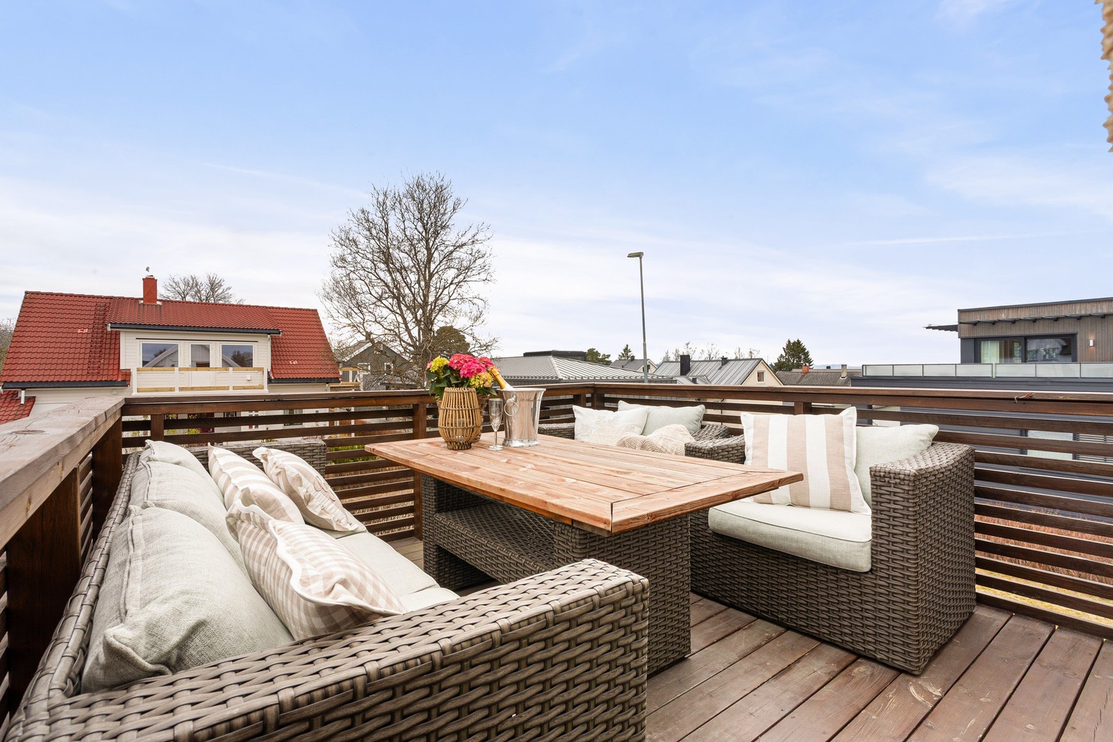 Her kan man nyte svært gode solforhold. Det er rikelig med plass til ønsket utemøblement i boligen. Galleribilde