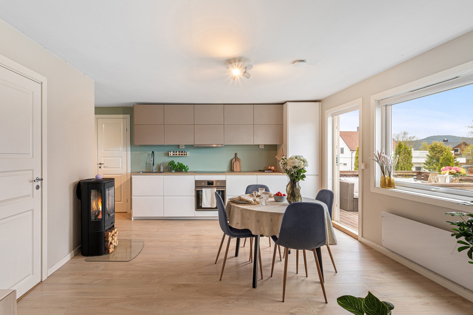 De store vindusflatene gir godt med naturlig lysinnslipp i boligen. Galleribilde