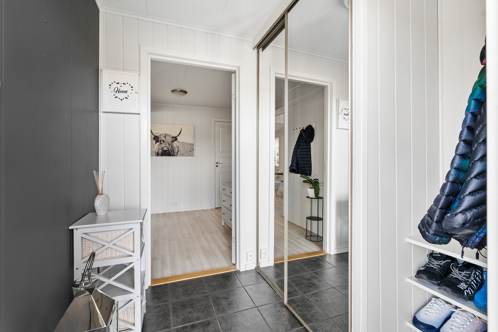 Entré med flislagt gulv m/gulvvarme og garderobe. Galleribilde