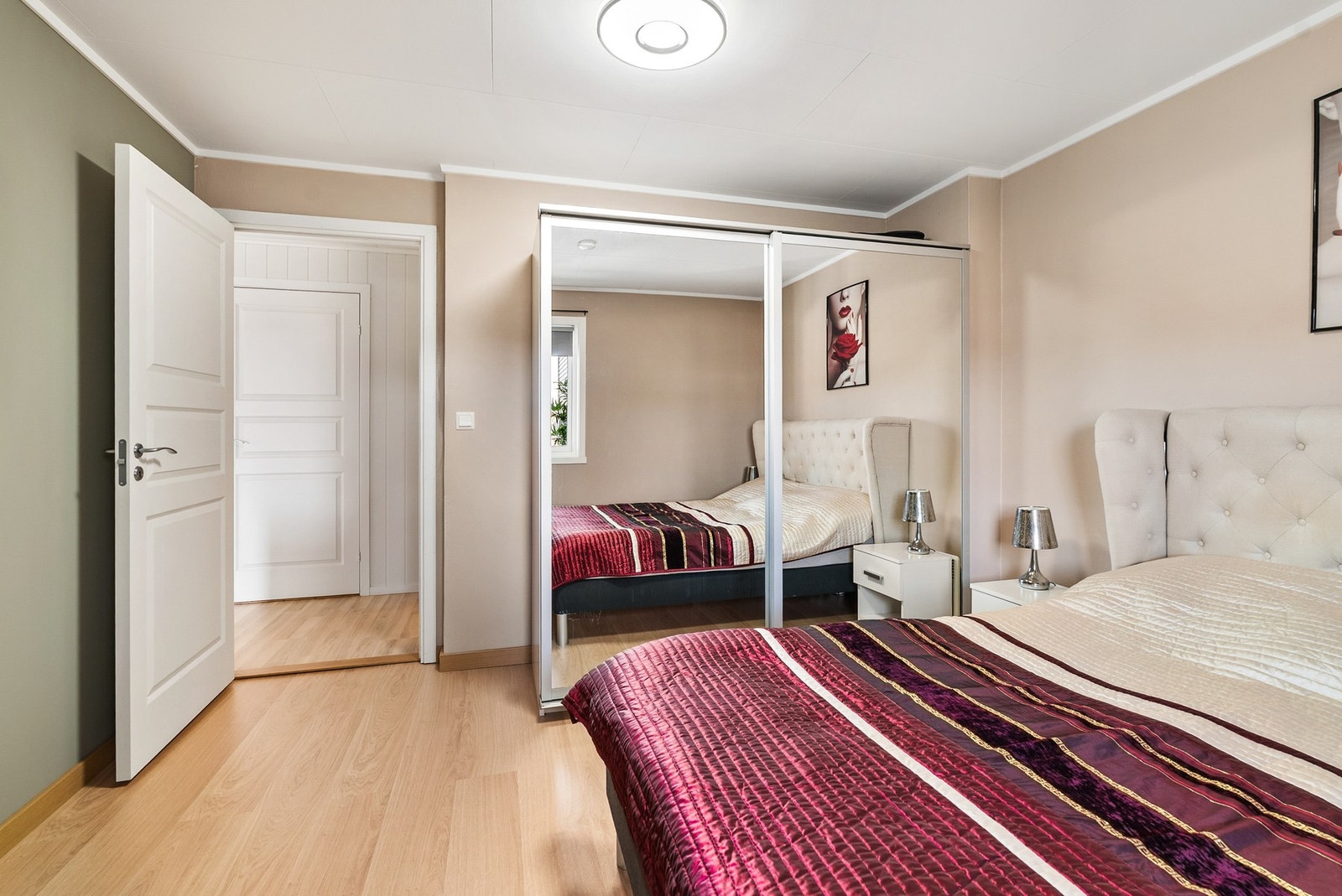 Skyvedørsgarderobe på soverommet. Galleribilde