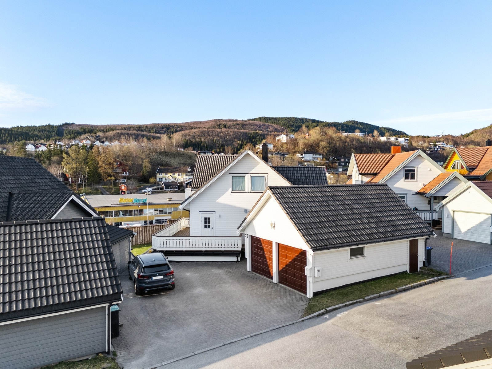 Halvpart av dobbelgarasje med lagringsplass på loft. Galleribilde