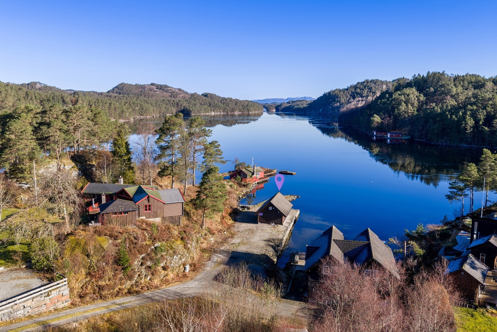 Eiendommen har en spektakulær beliggenhet med en nydelig utsikt utover Rødspollen og utover Førdespollen. Galleribilde