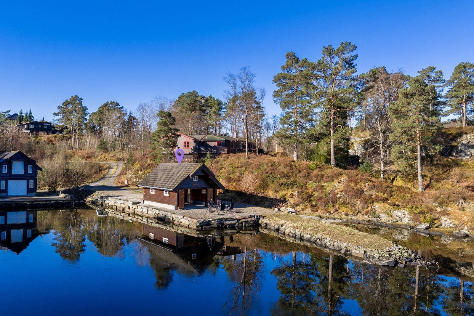 Fra naustet er det kun få meter ned til sjøkanten med egen solplass og mulighet for å legge ut flytebrygge (ikke søkt). Steinfylling, lagt oppå fjell, går ut mot Førdespollen i nord. Galleribilde