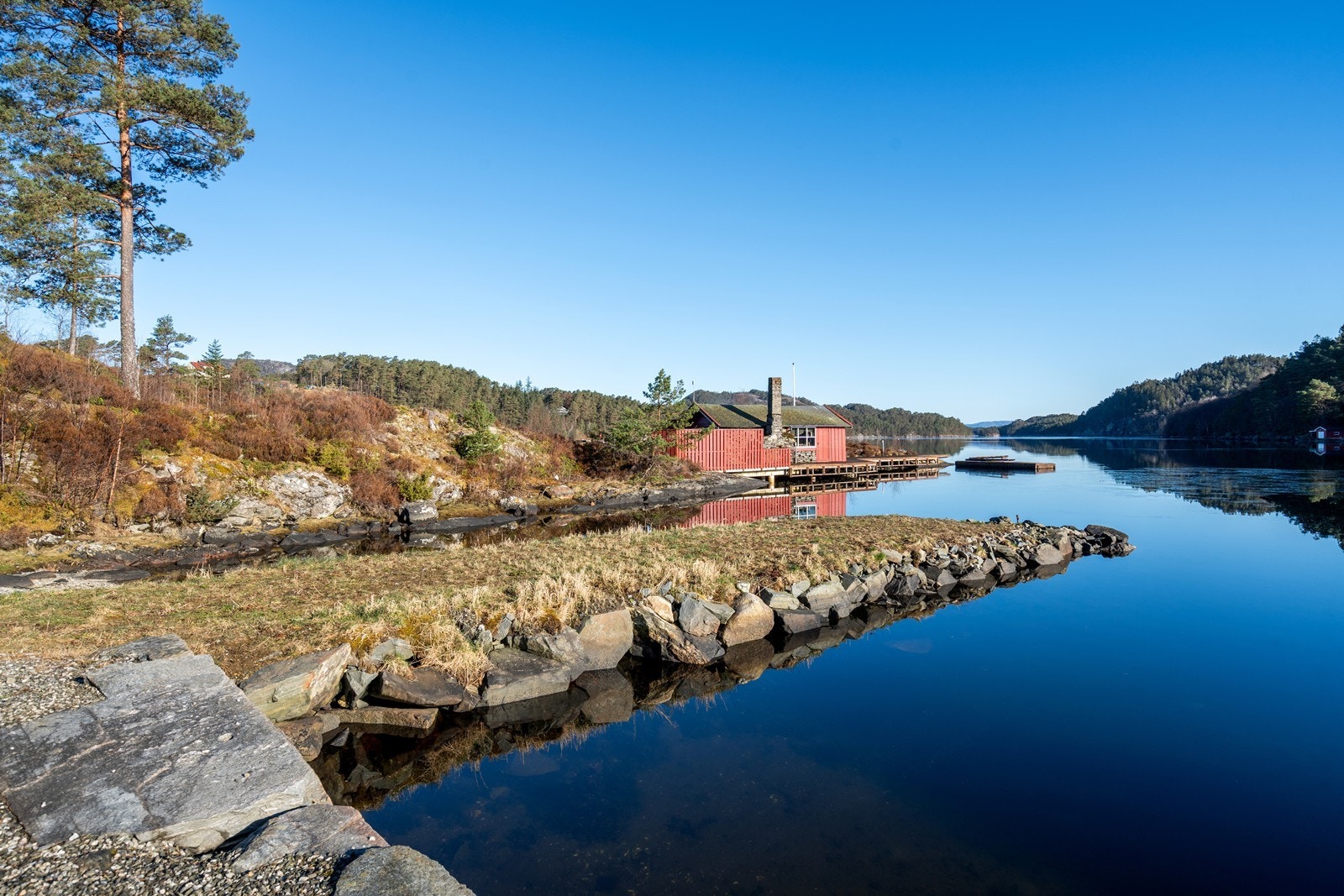 Naustet er bygget på planert steinfylling med flott natursteinsmur. Galleribilde