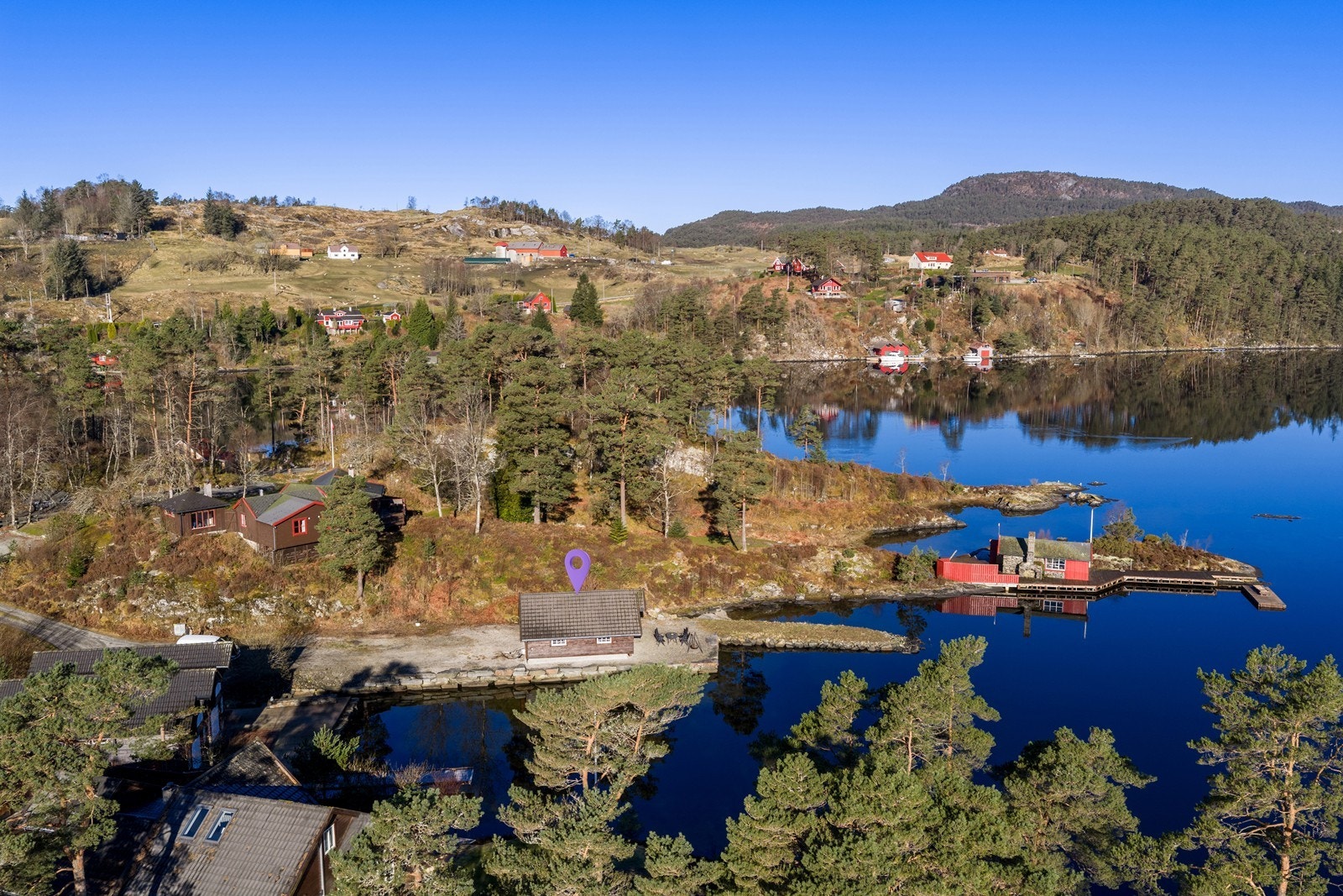 Skjermet beliggenhet i forhold til naboer lite innsyn. Fin skjærgård, lite vind når det stormer og blåser i området forøvrig. Galleribilde