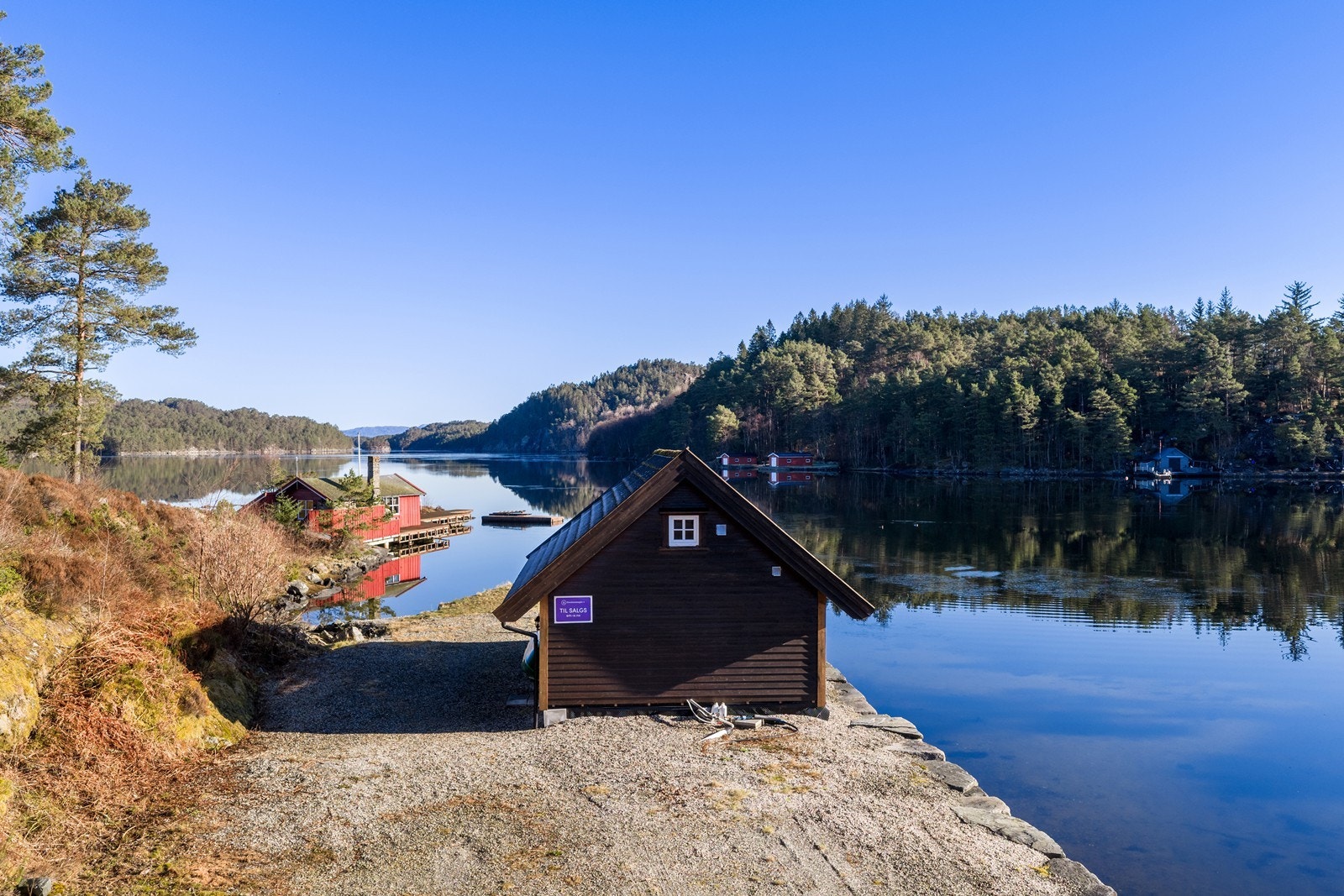Meget god plass til parkering. Eierne har også hatt campingvogn stående ved naustet. Lagring av båter og flytebrygge om vinteren. Galleribilde