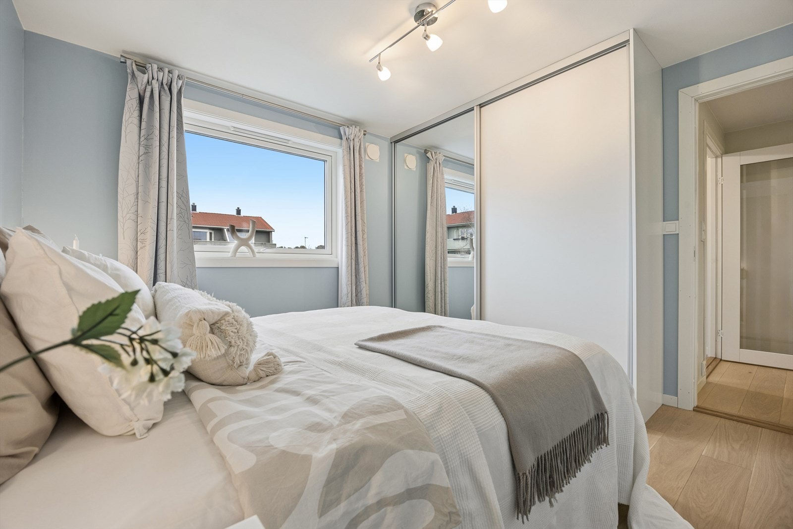 Hovedsoverommet ble oppgradert i 2016 med ny parkett og en stor skyvedørsgarderobe. Galleribilde