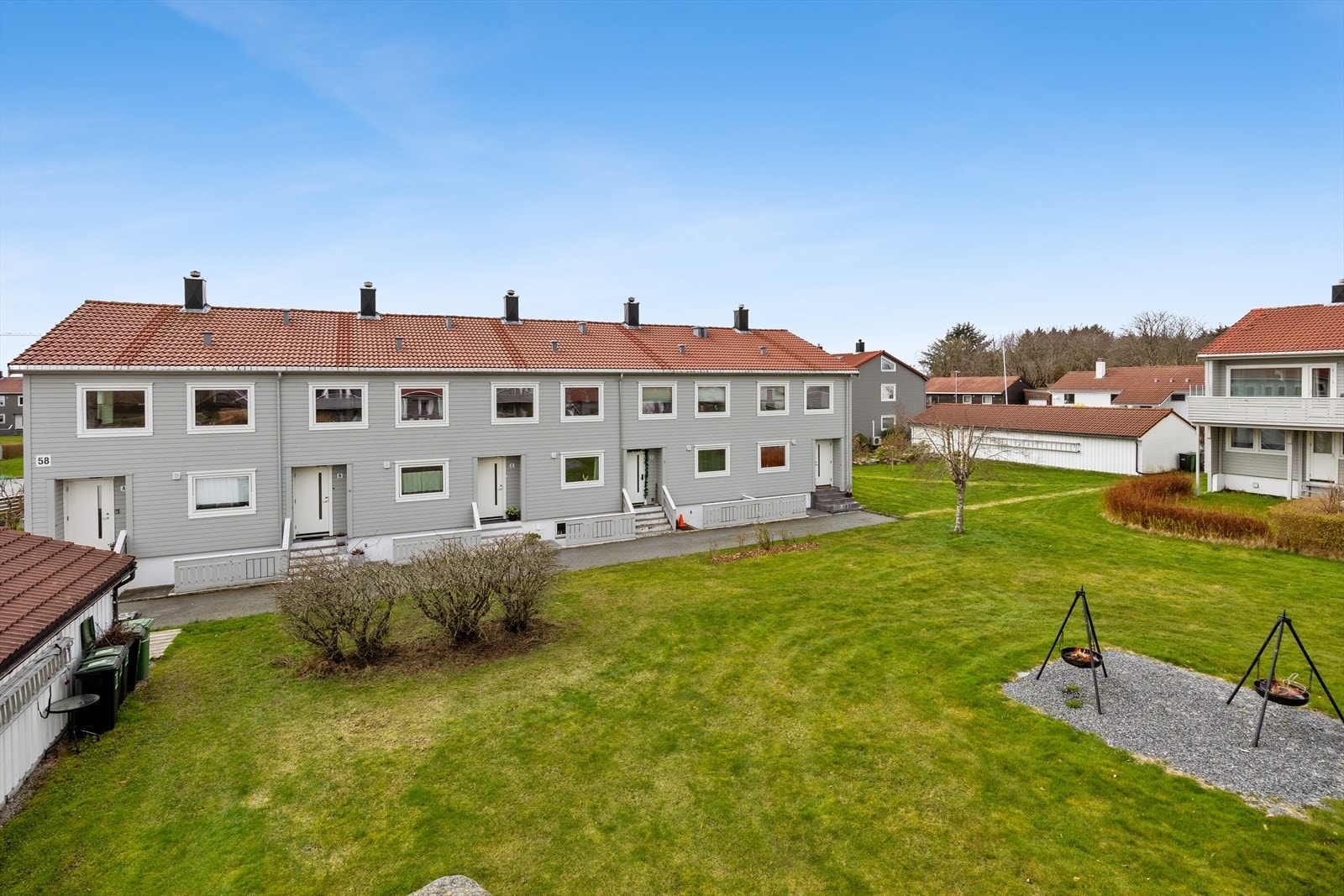 Eiendommen ligger i et etablert og barnevennlig borettslag med lekeplass og store grøntarealer. Smiodden skole er kun 7 minutter unna til fots. Galleribilde