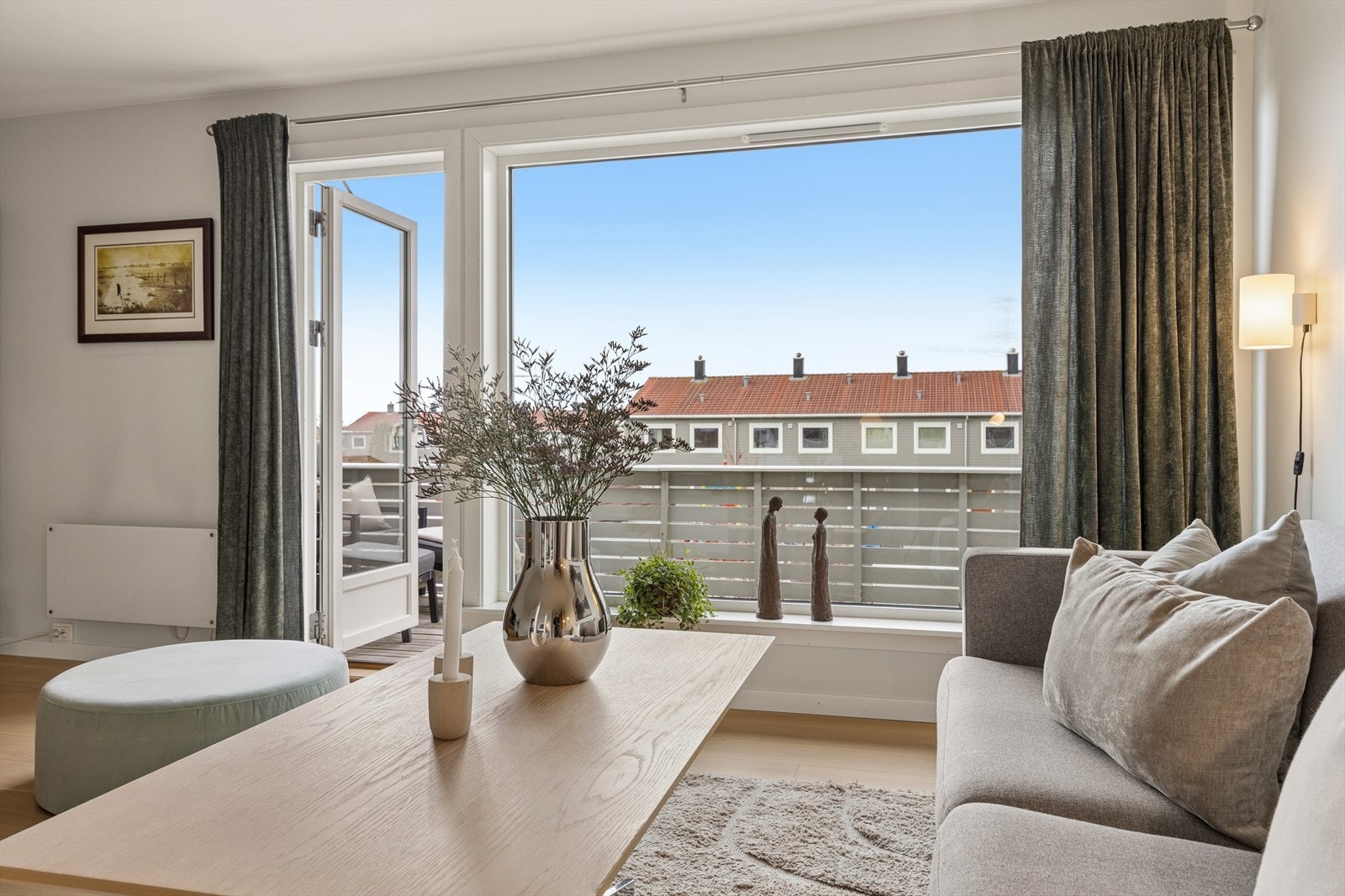 Balkongdøren i stuen er fra 2011 og har to-lags glass. Galleribilde