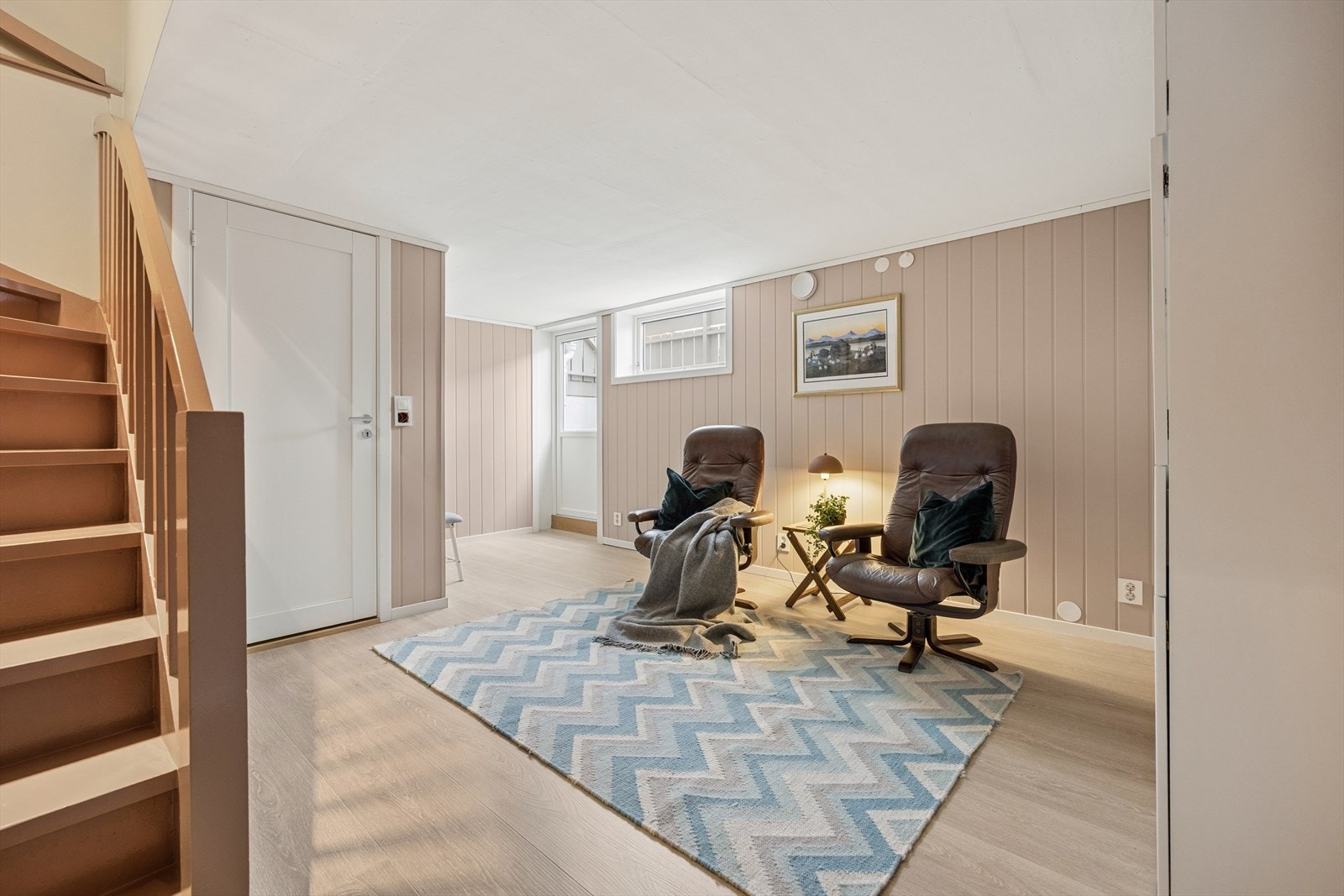 I kjelleren finner du en praktisk kjellerstue, innredet i 2020 med nye overflater på gulv og vegger. Galleribilde