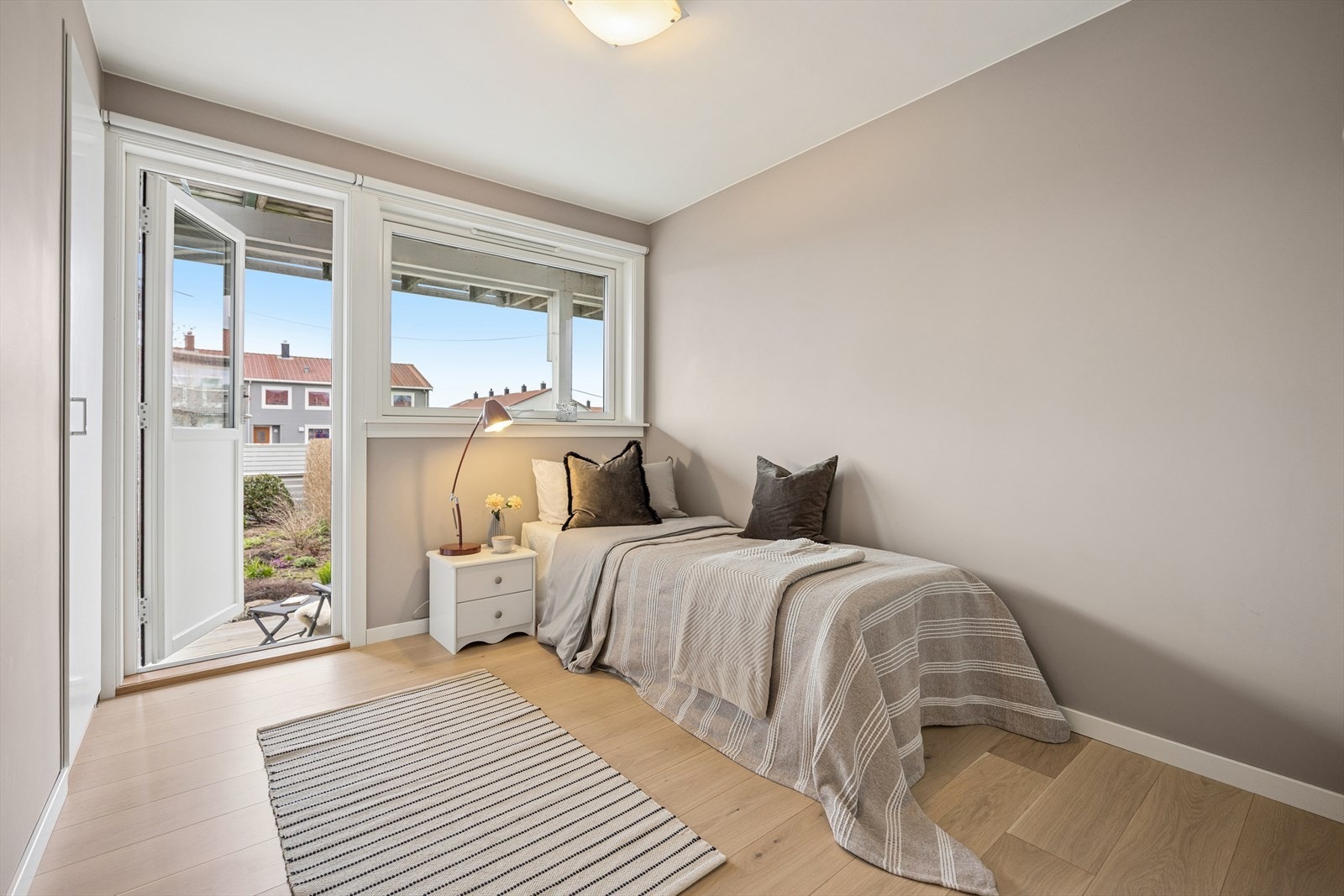 Fra dette soverommet er det direkte utgang til terrassen på 21 m². Balkongdøren er fra 2022. Galleribilde