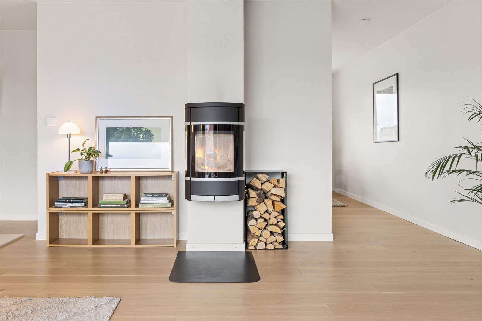 En moderne vedovn gir både hygge og effektiv varme til hele etasjen. Galleribilde